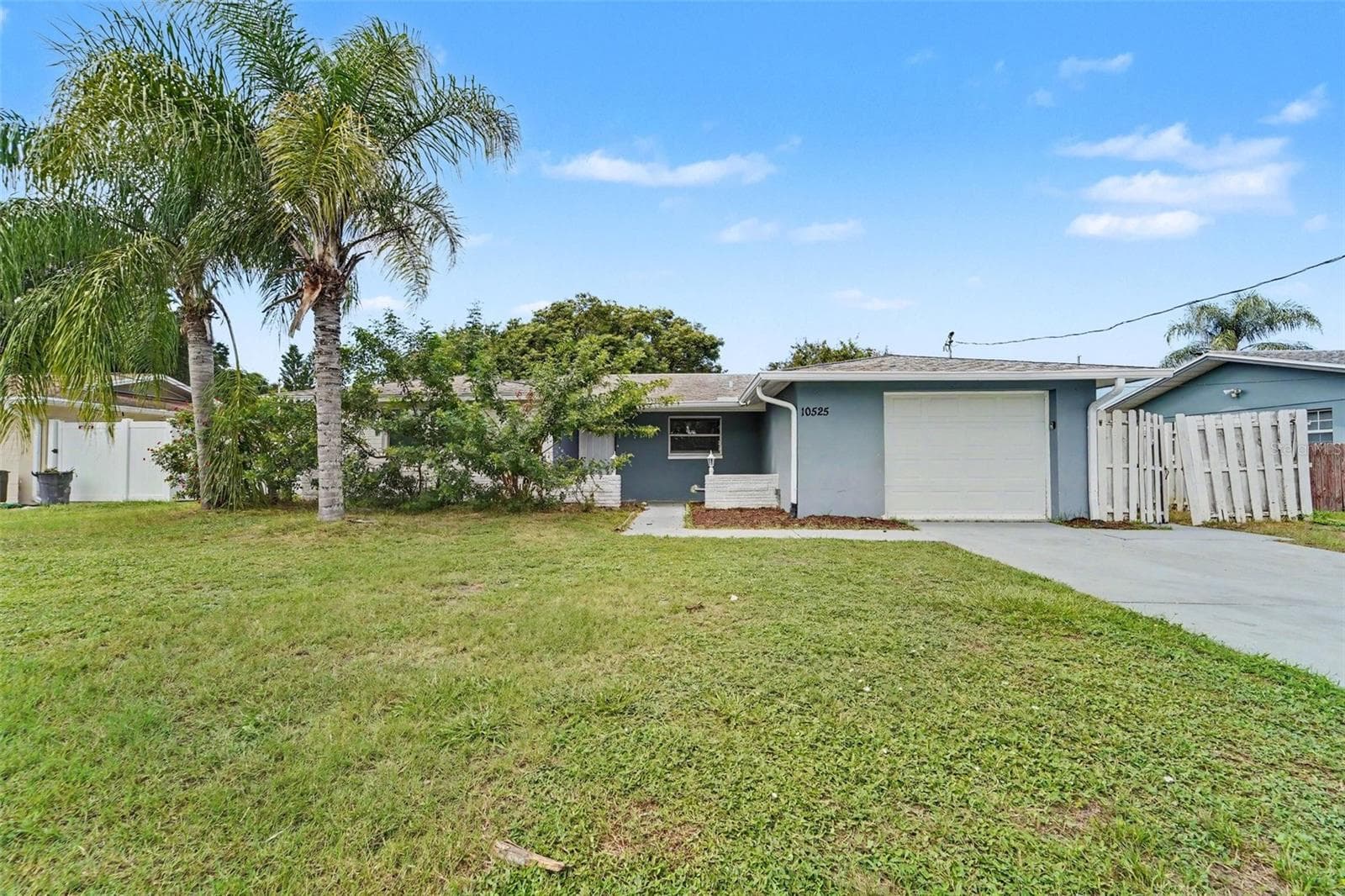 Single Family Residence at 10525 OLEANDER DR, PORT RICHEY, photo 2 of 20