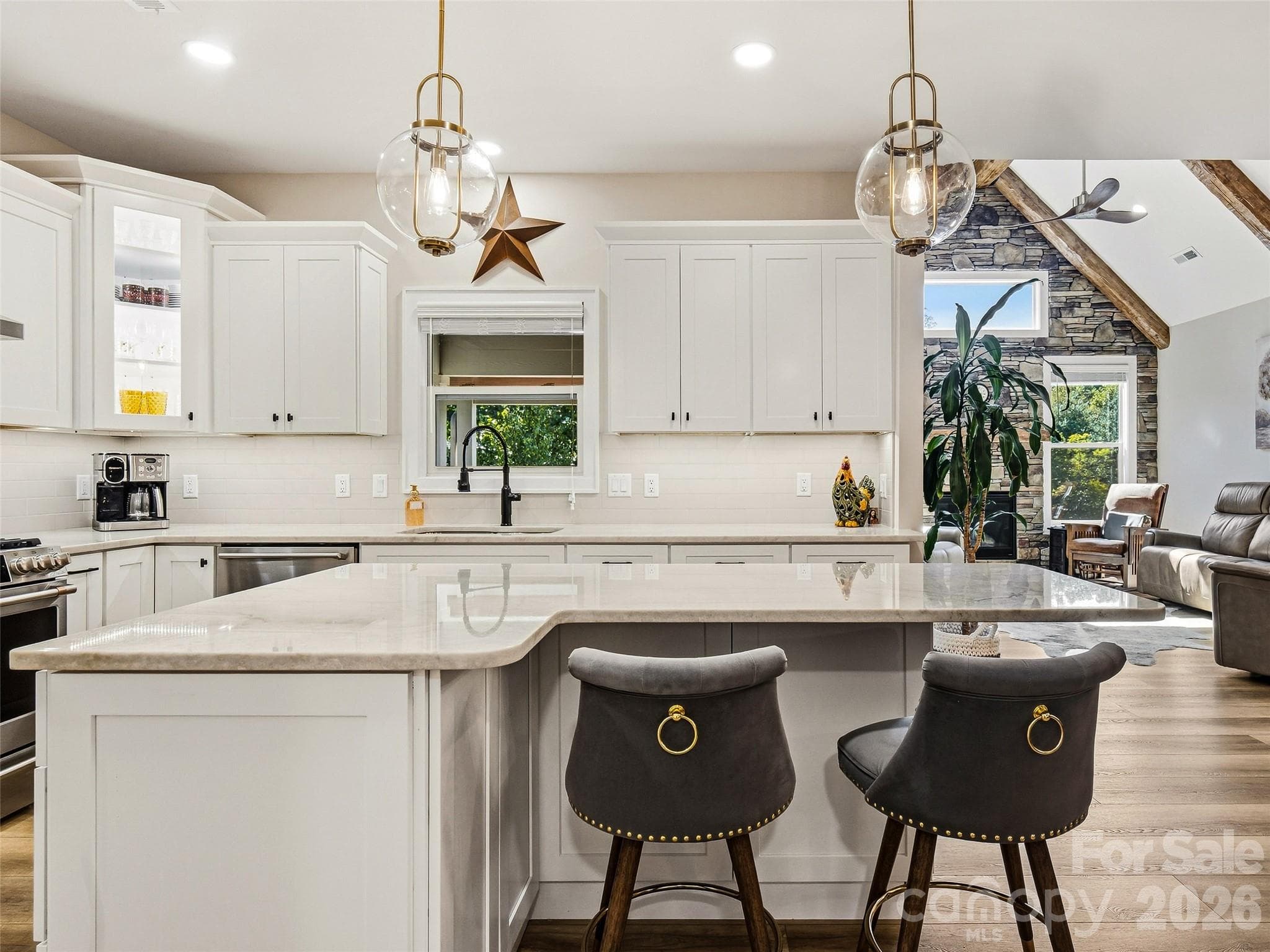 large kitchen island - 158 Narrows Run Loop, Hendersonville