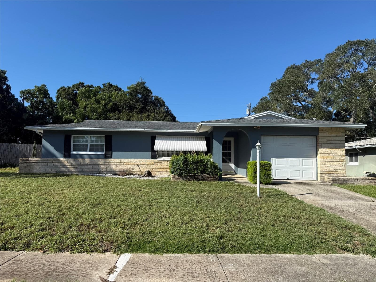 568 HILLCREST DR