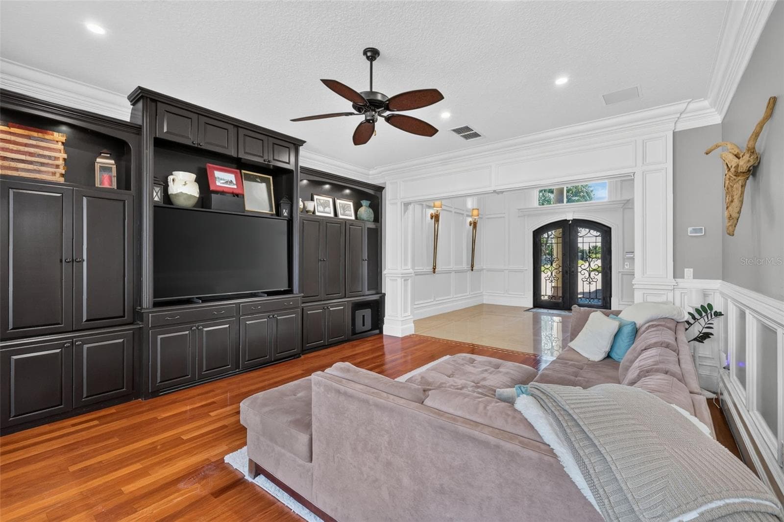 Living Room with Built In Cabinetry - 5476 TRIMBLE PARK RD, MOUNT DORA