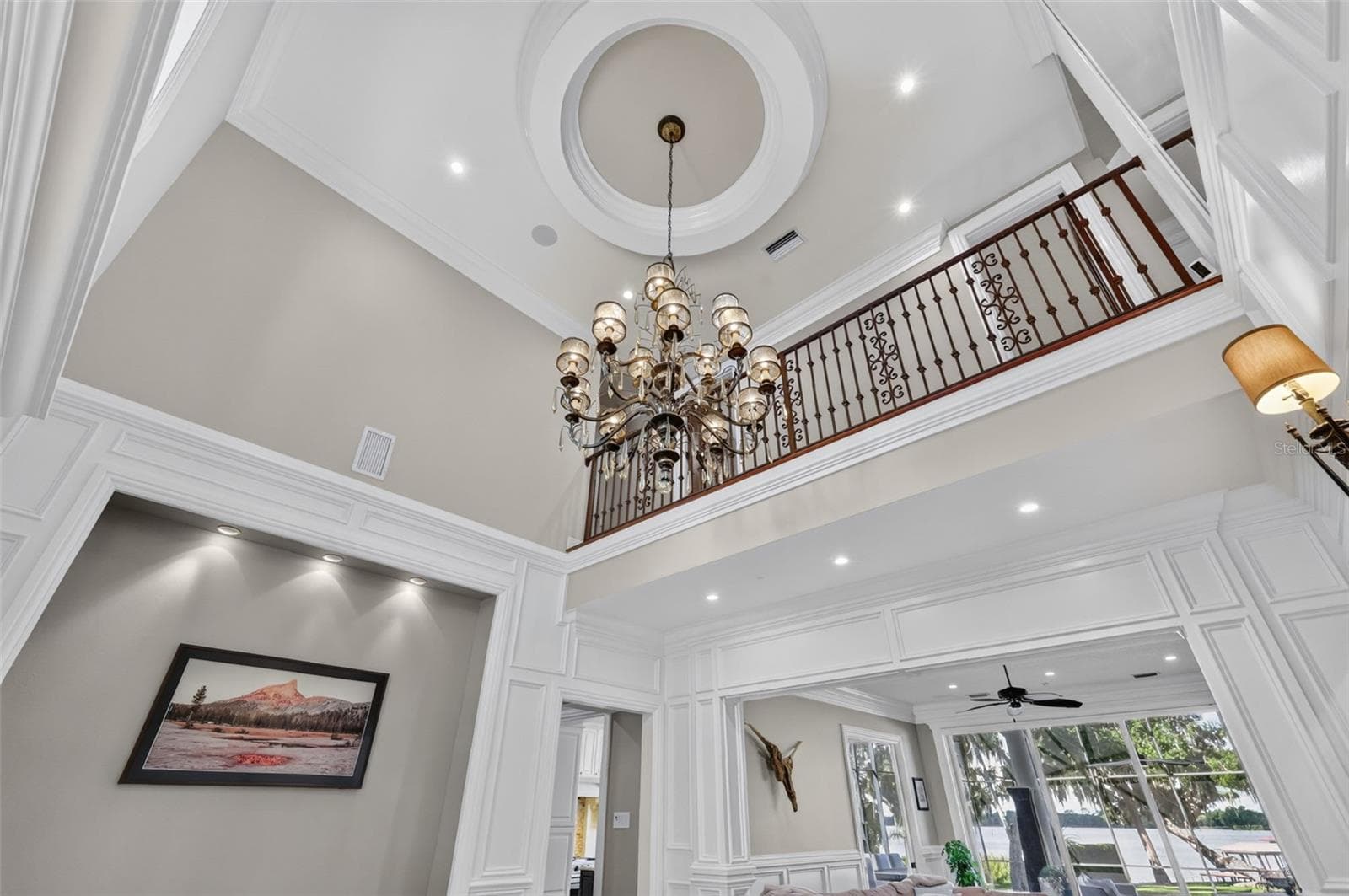 Chandelier in Foyer - 5476 TRIMBLE PARK RD, MOUNT DORA