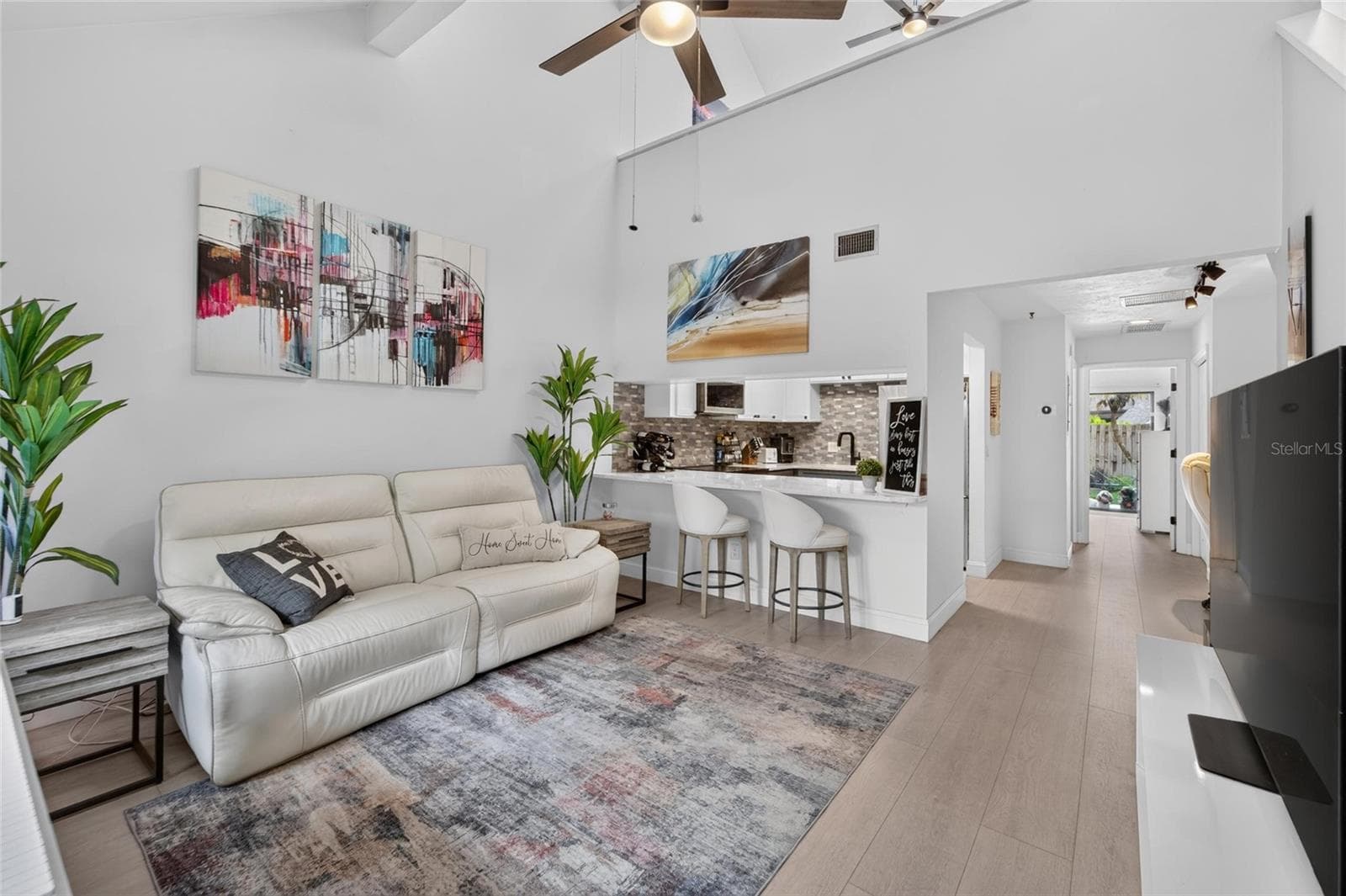 Light, bright, and absolutely inviting! Open-concept living that makes entertaining a breeze. - 5205 OAK CHARTER CT, TEMPLE TERRACE