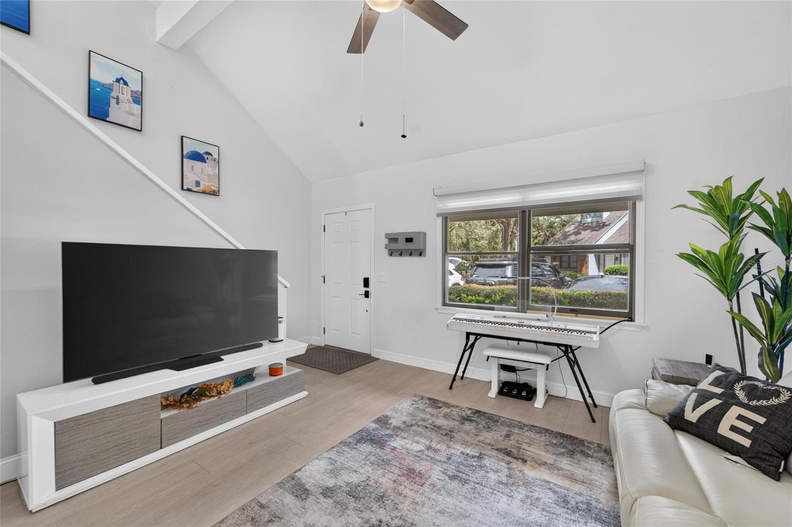 Movie night, anyone? A stylish living space that flows effortlessly into your beautiful kitchen. - 5205 OAK CHARTER CT, TEMPLE TERRACE