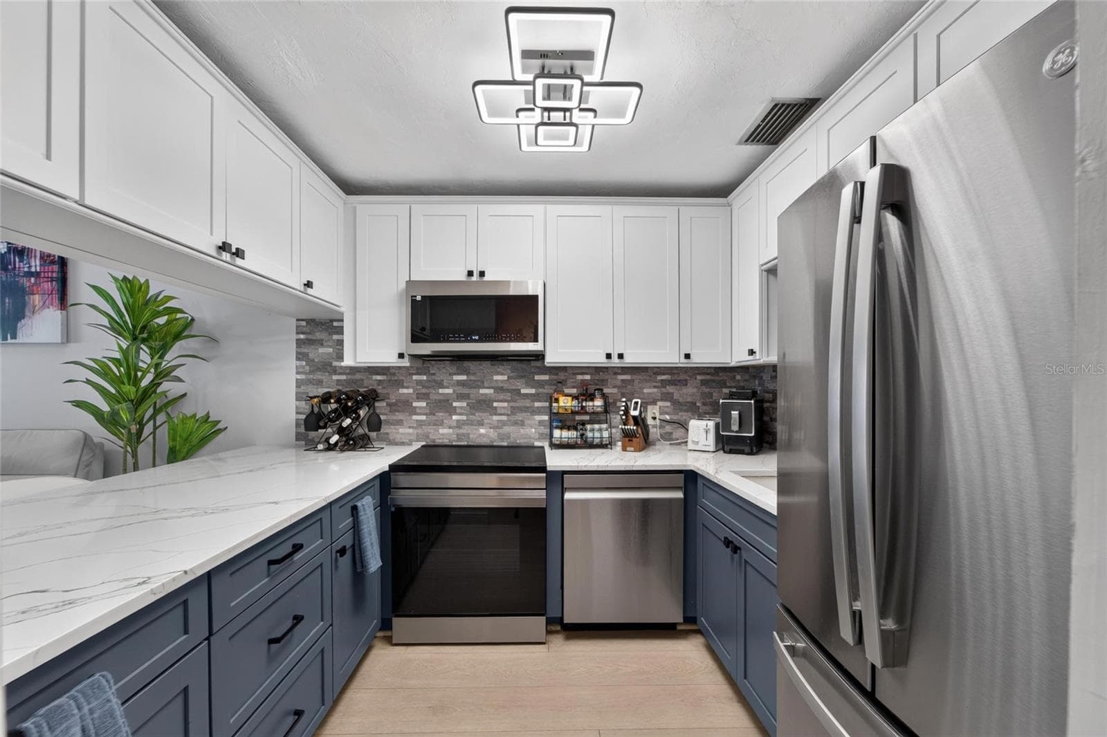 Completely reonovated kitchen with two-toned Shaker style cabinetes. - 5205 OAK CHARTER CT, TEMPLE TERRACE