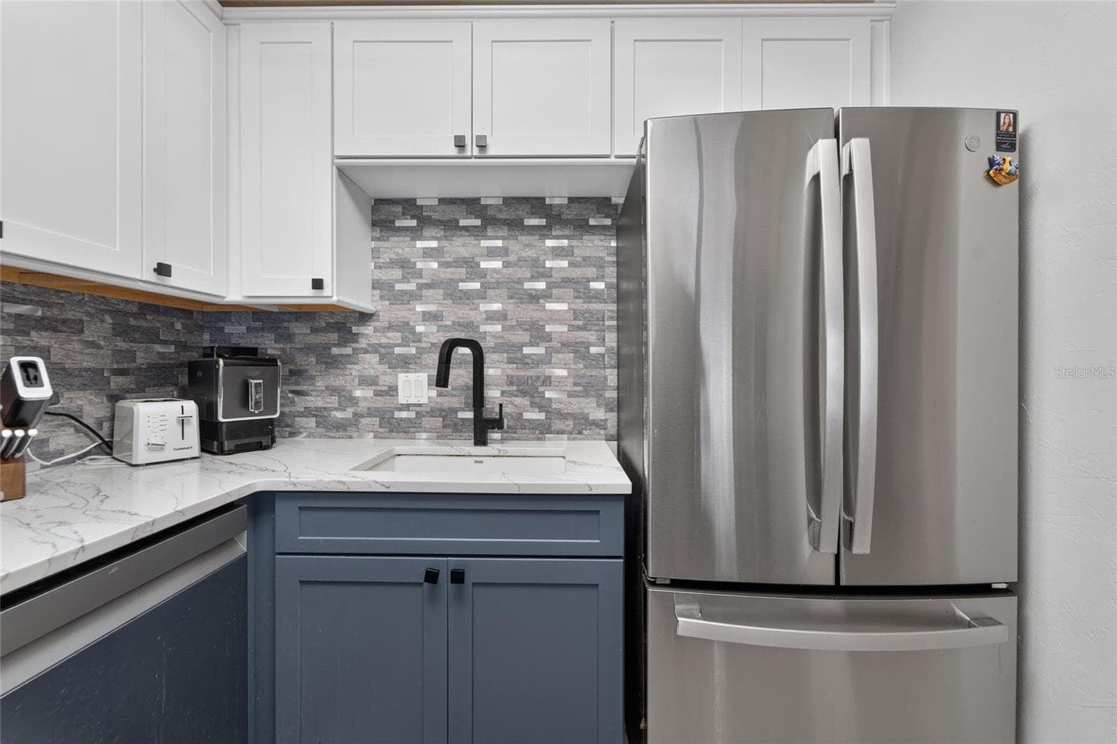 Farm style sink with Delta Faucet - 5205 OAK CHARTER CT, TEMPLE TERRACE