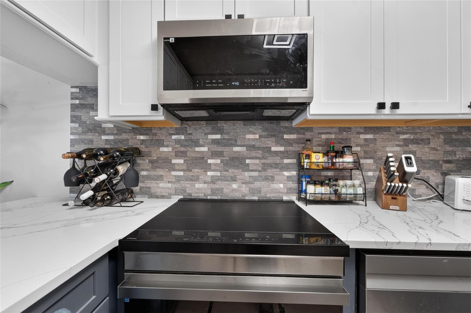Brand new GE Microwave . - 5205 OAK CHARTER CT, TEMPLE TERRACE