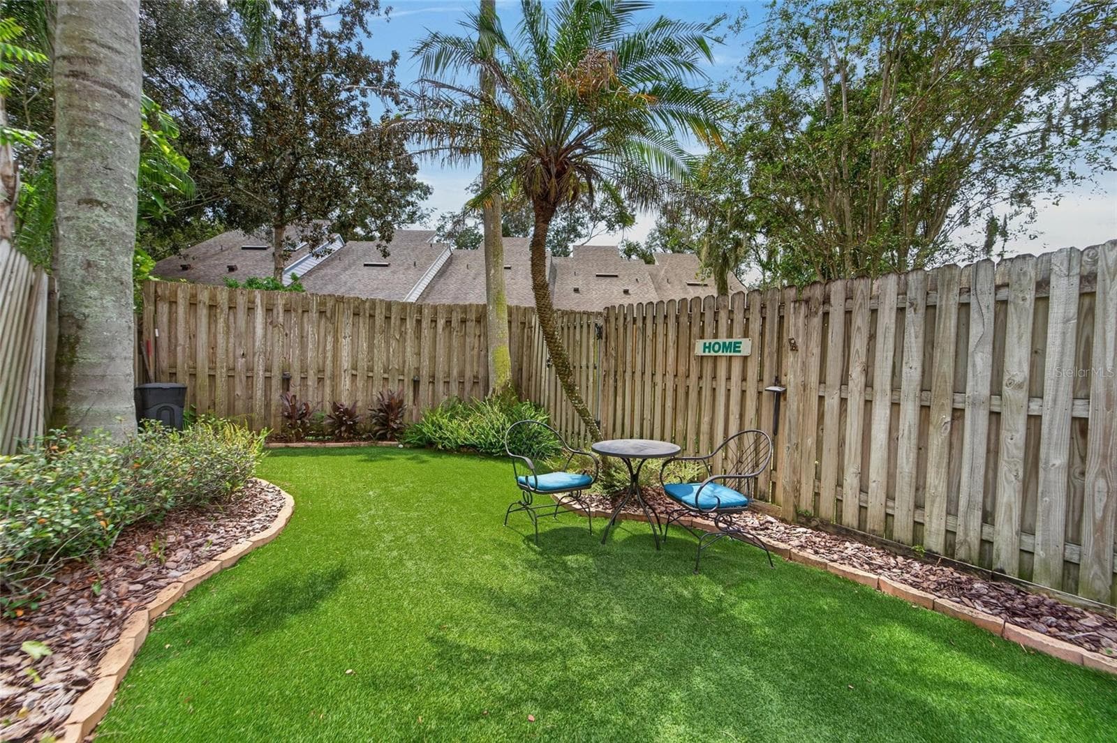 Now that grass is green, but it's not grass....astroturf.  talk about maintenance free. - 5205 OAK CHARTER CT, TEMPLE TERRACE