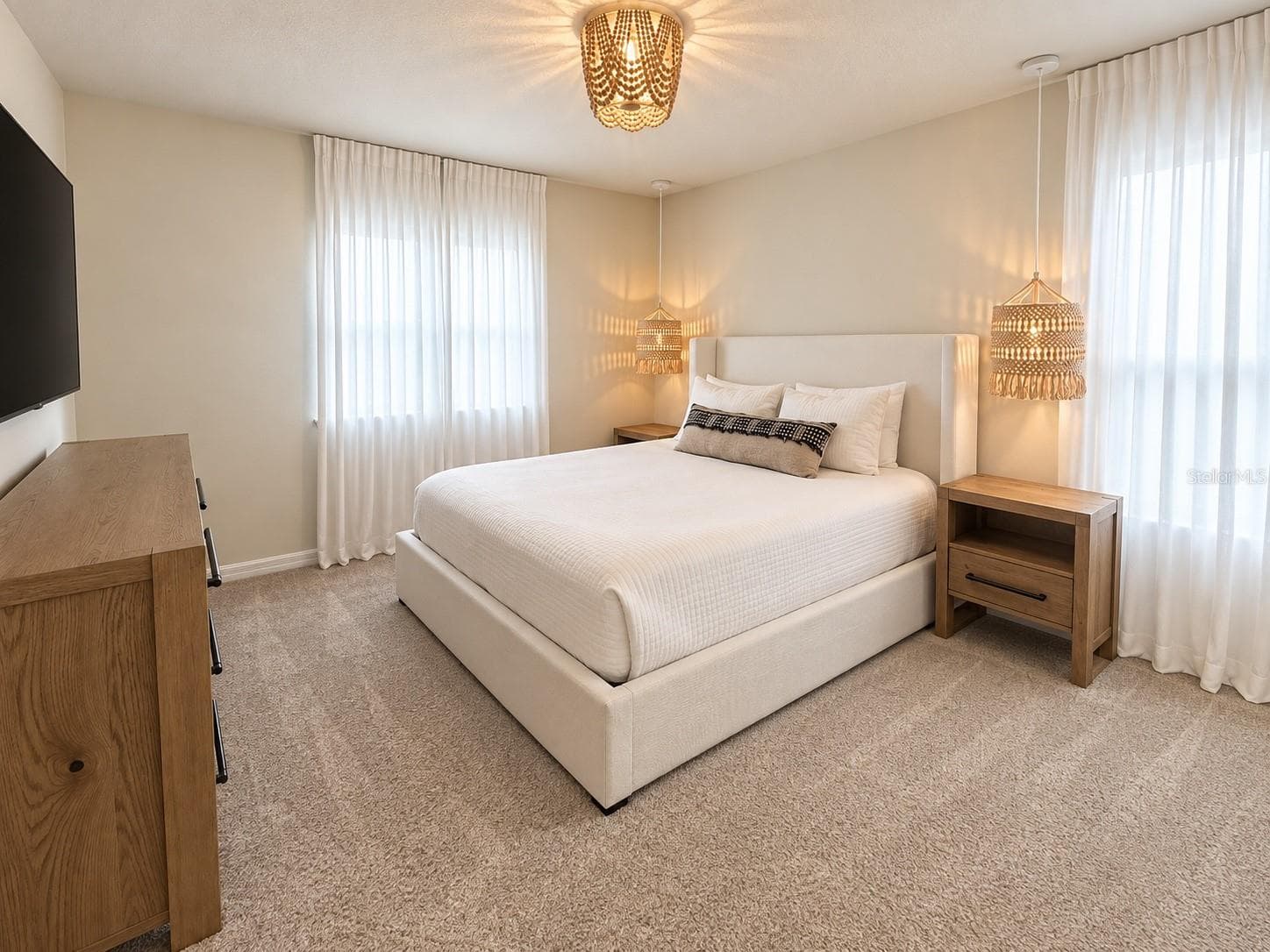 Spacious and beautifully appointed second-floor suite featuring abundant natural light, generous proportions, plush carpeting and a warm, modern design. - 6735 REVERIE PARK AVE, ORLANDO