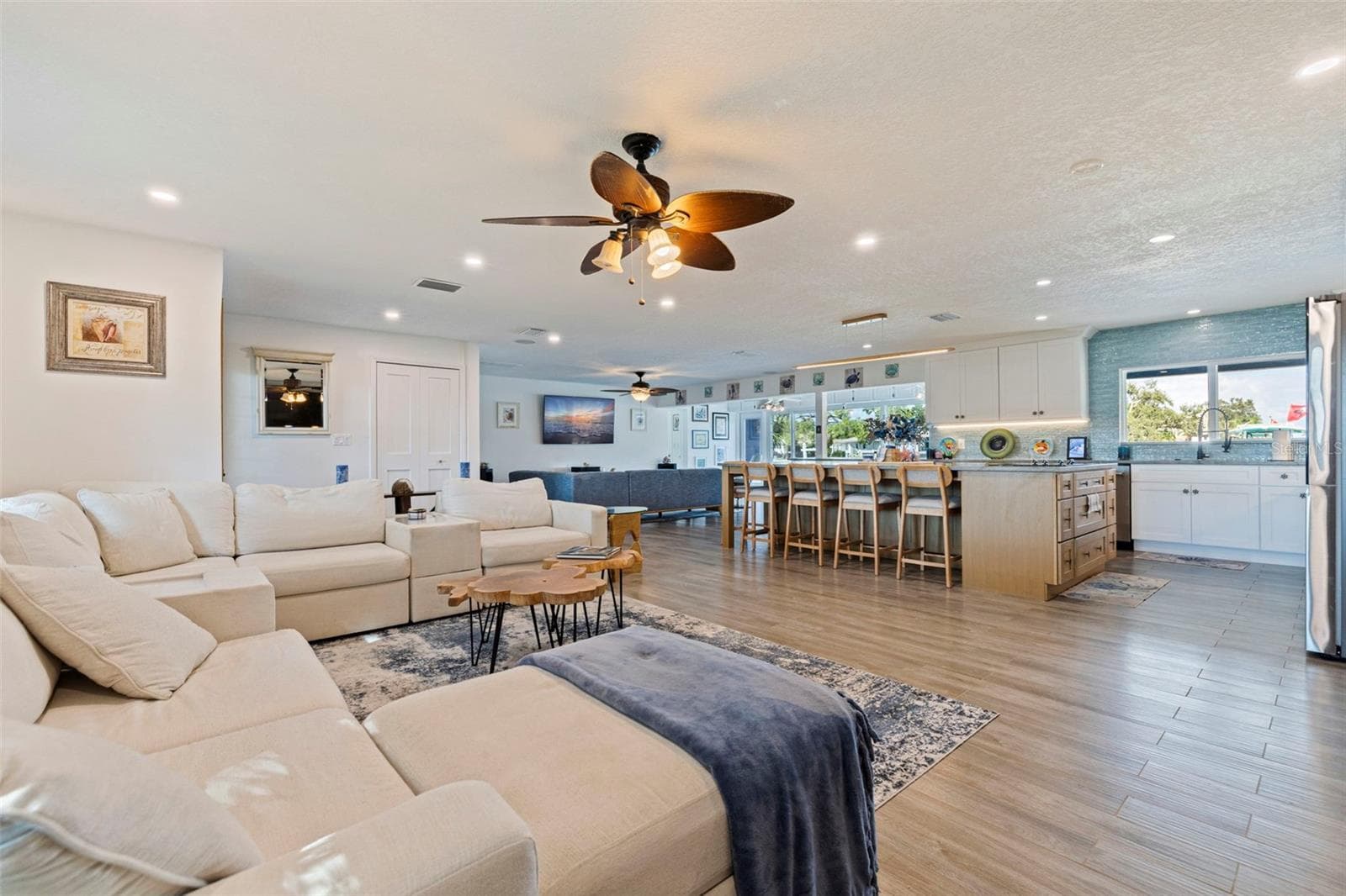 Single Family Residence at 1894 TANGLEWOOD DR NE, ST PETERSBURG, photo 7 of 58