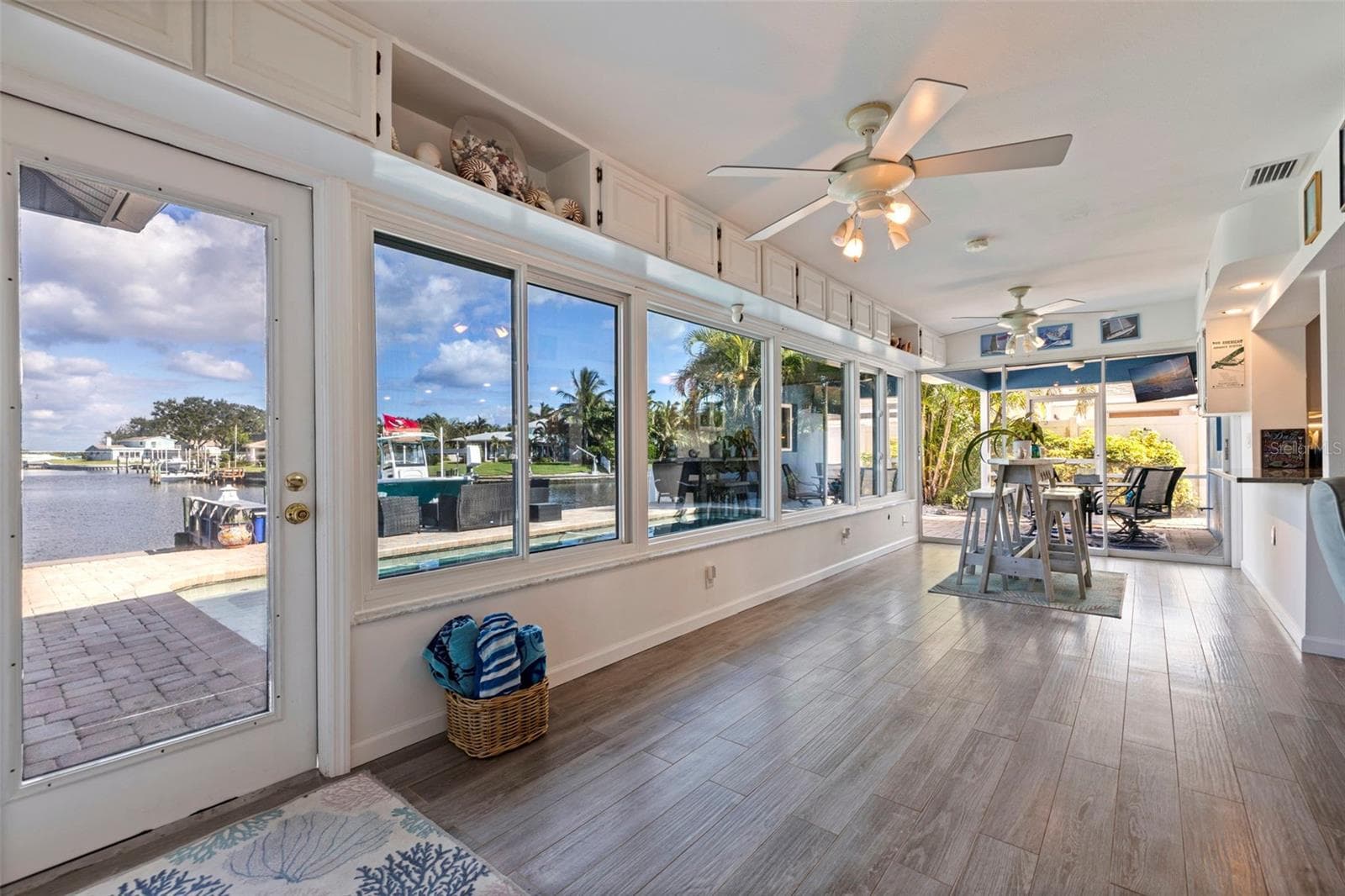 Single Family Residence at 1894 TANGLEWOOD DR NE, ST PETERSBURG, photo 17 of 58