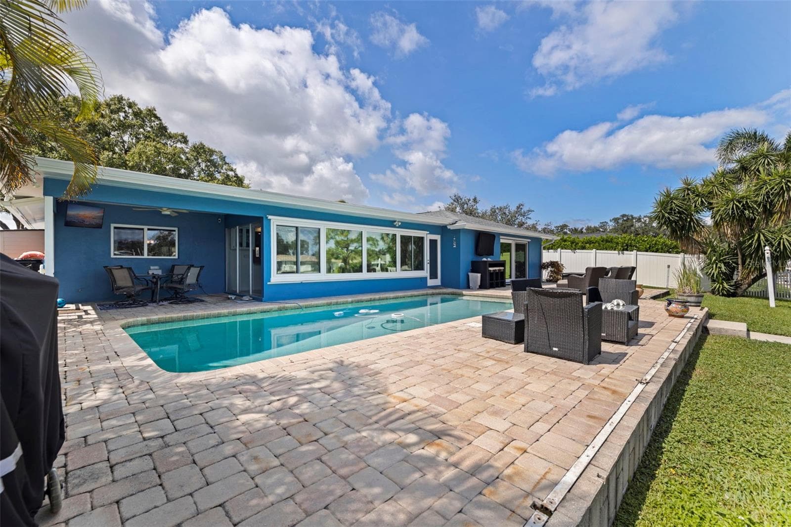 Single Family Residence at 1894 TANGLEWOOD DR NE, ST PETERSBURG, photo 30 of 58
