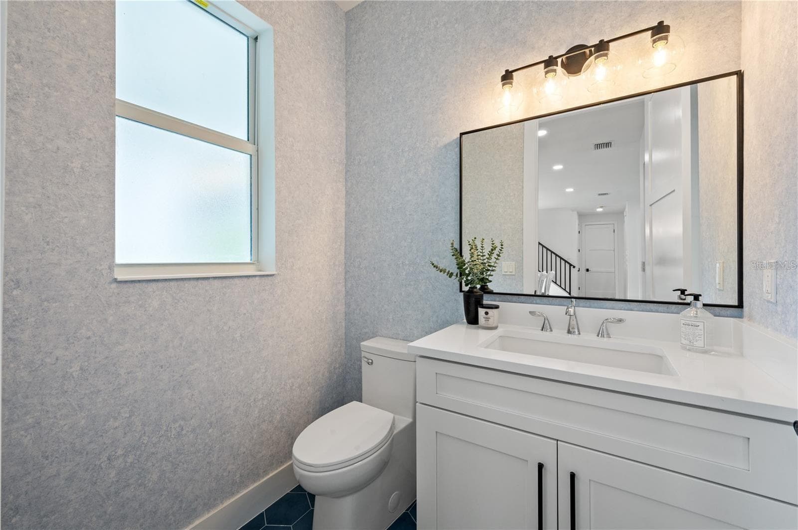 Powder bath, access from pool deck and the kitchen - 1647 SIESTA DR, SARASOTA