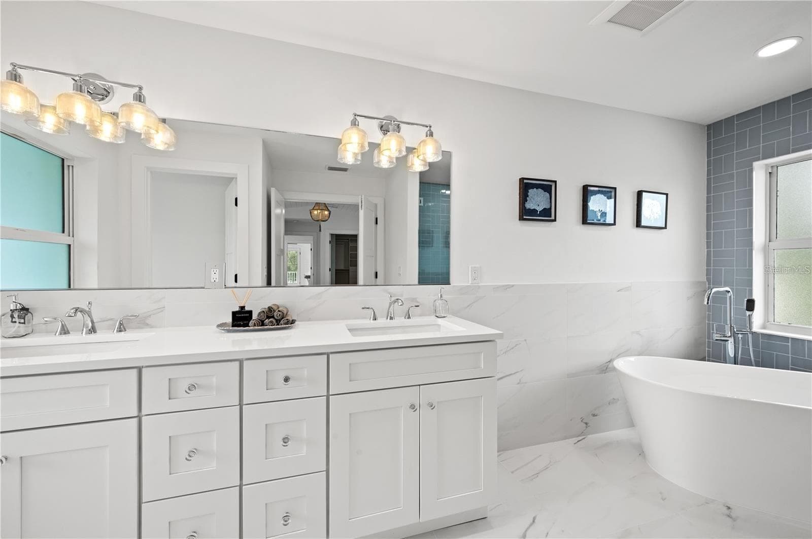 Primary bathroom - 1647 SIESTA DR, SARASOTA