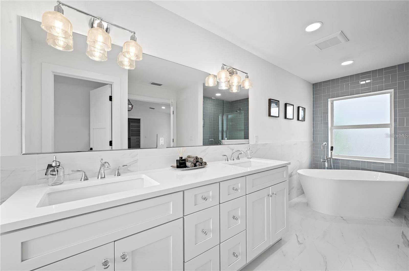Primary bathroom - 1647 SIESTA DR, SARASOTA