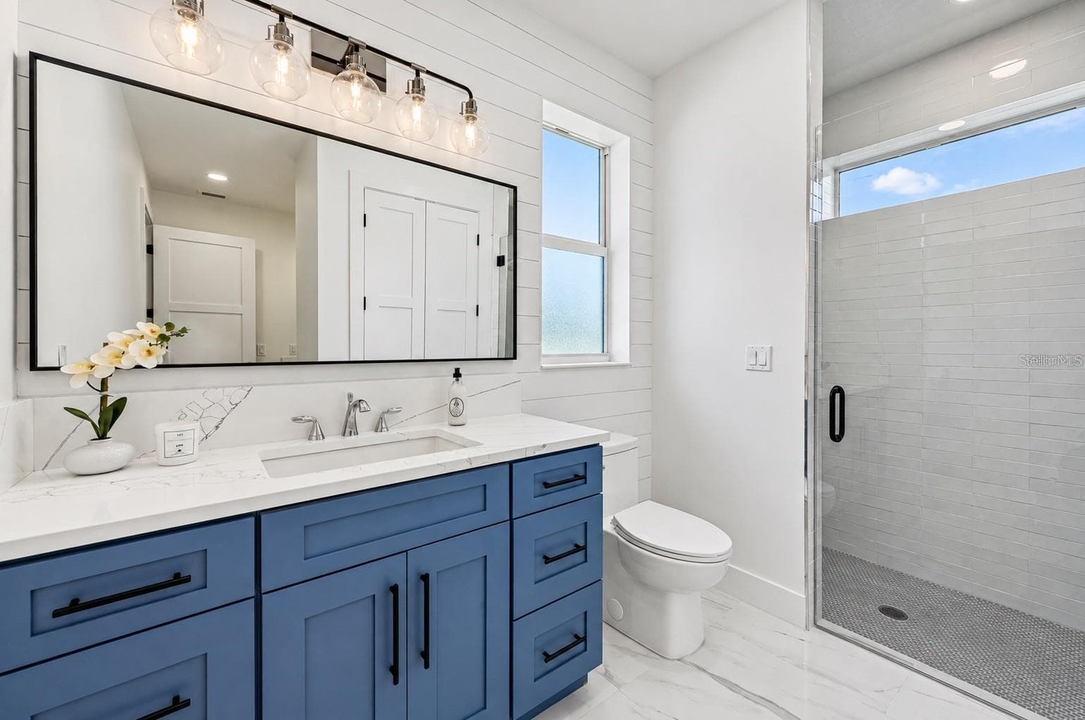 Guest full bathroom - 1647 SIESTA DR, SARASOTA