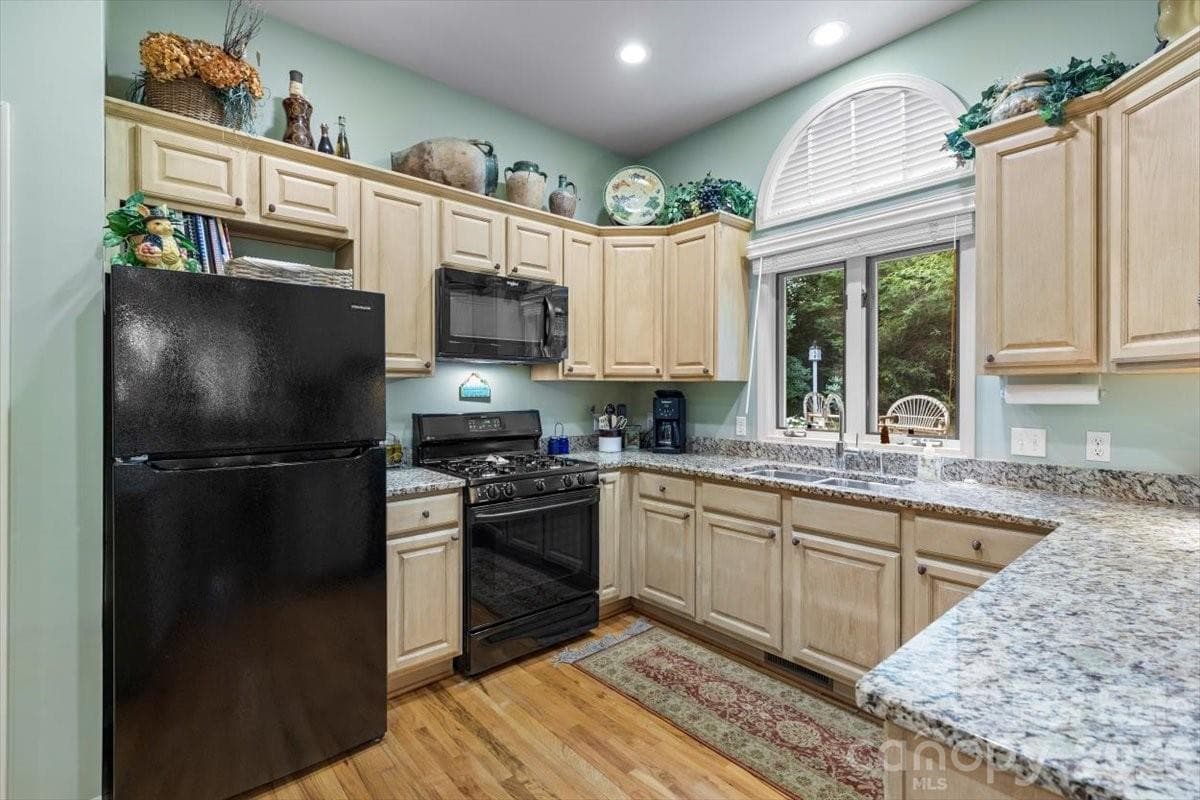 Single Family Residence at 21 Crescent Trail, Highlands, photo 7 of 46