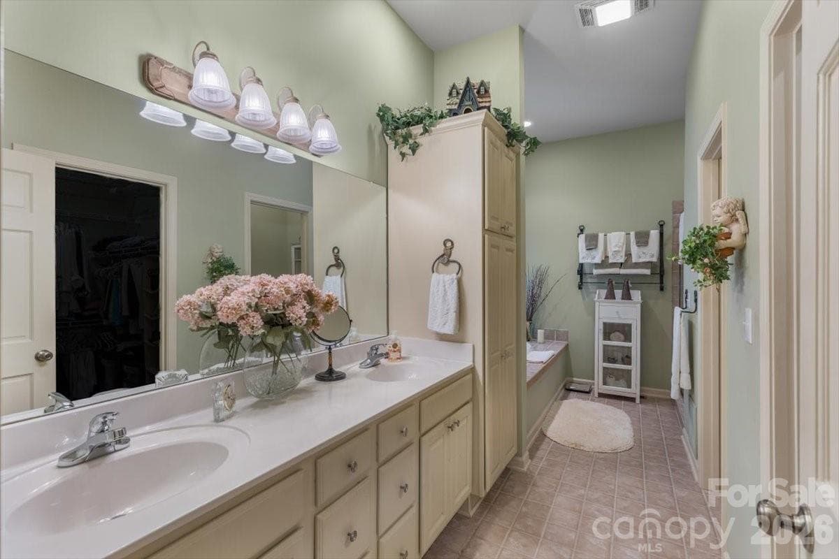Single Family Residence at 21 Crescent Trail, Highlands, photo 20 of 46