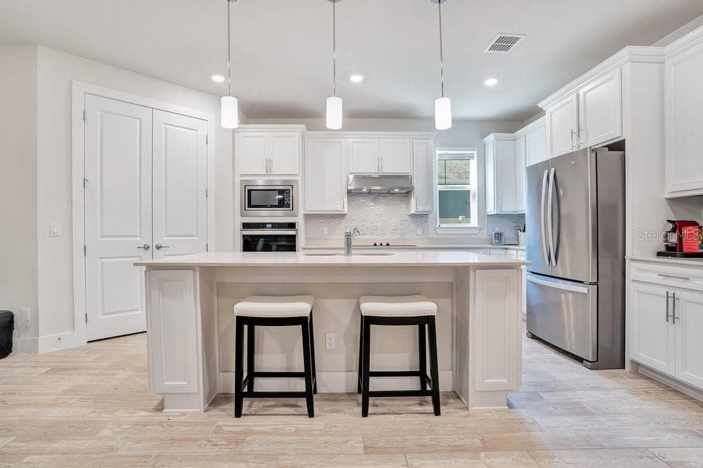 kitchen / oversized island with breakfast bar area - 704 FOX EDGE CT, OVIEDO