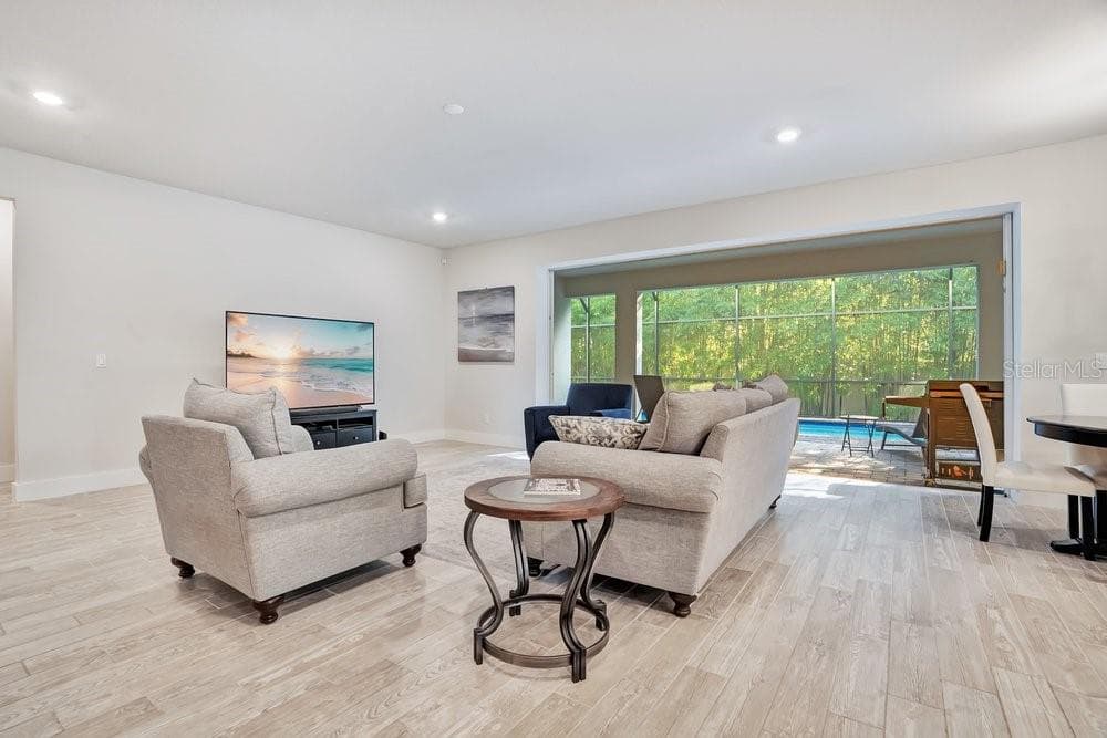family room - 4 sliding doors to enter backyard - 704 FOX EDGE CT, OVIEDO