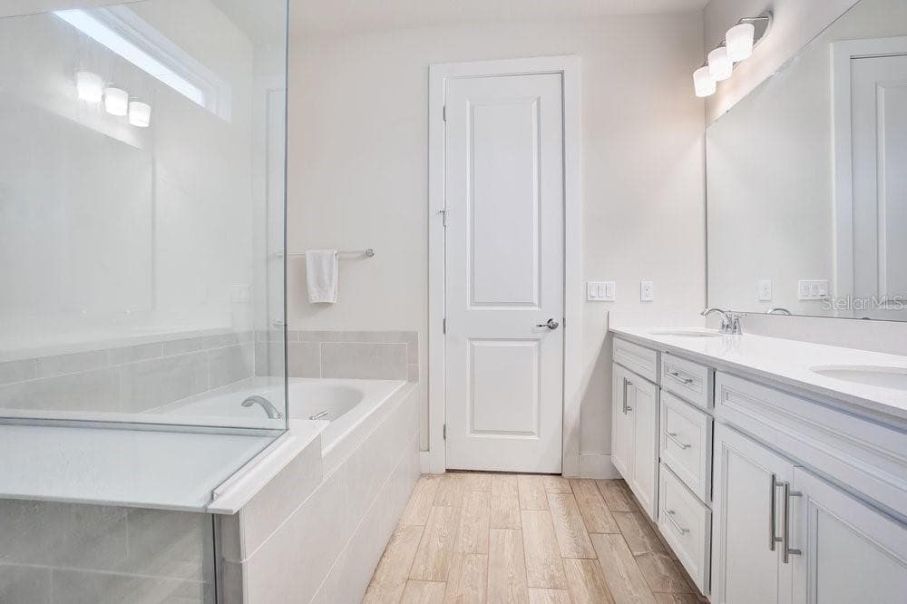 primary bathroom / shower and dual sinks - 704 FOX EDGE CT, OVIEDO
