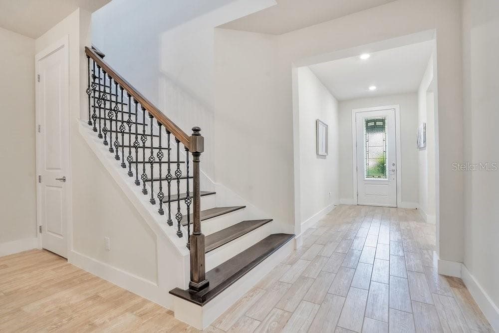 staircase - 704 FOX EDGE CT, OVIEDO