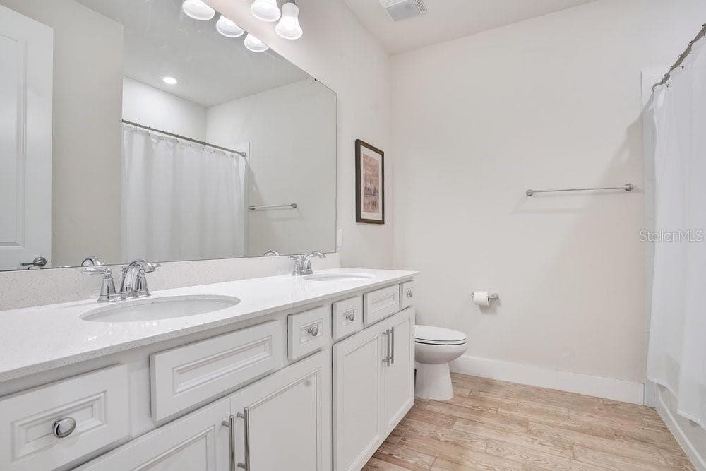 bath 3 / adjacent to bedroom 3 - 704 FOX EDGE CT, OVIEDO