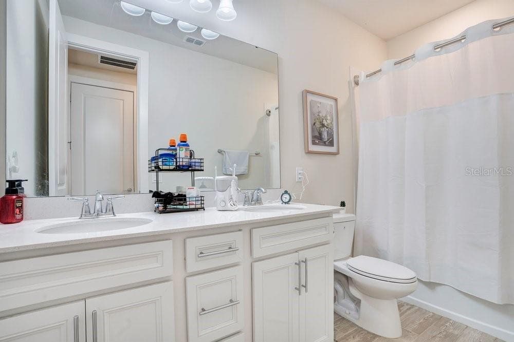 bath 4 - dual sinks and tub/shower combo - 704 FOX EDGE CT, OVIEDO