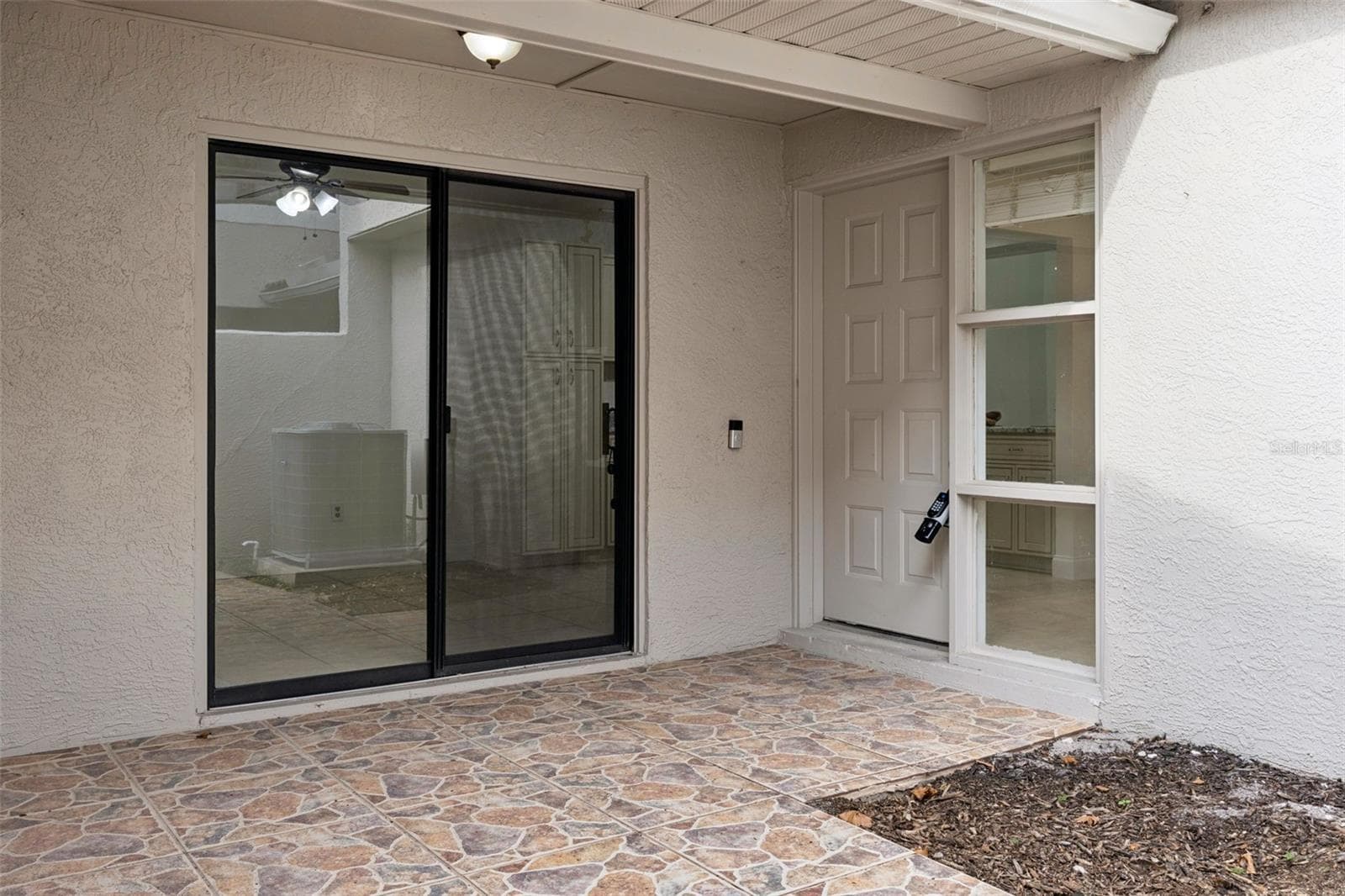 Private entryway with access to kitchen/kitchen nook - 8370 SANDPOINT BLVD, ORLANDO