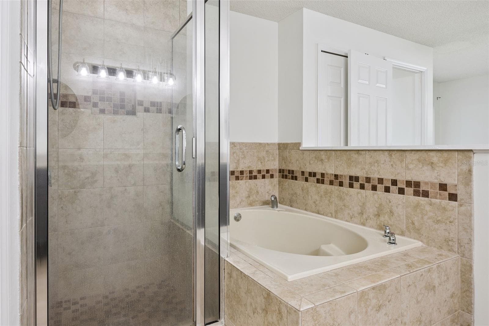 Primary bedroom shower/garden tub - 8370 SANDPOINT BLVD, ORLANDO