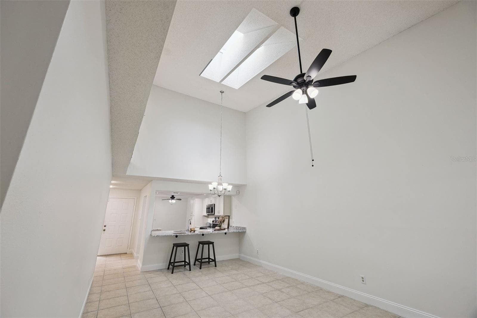 Living room high ceilings/sky light - 8370 SANDPOINT BLVD, ORLANDO