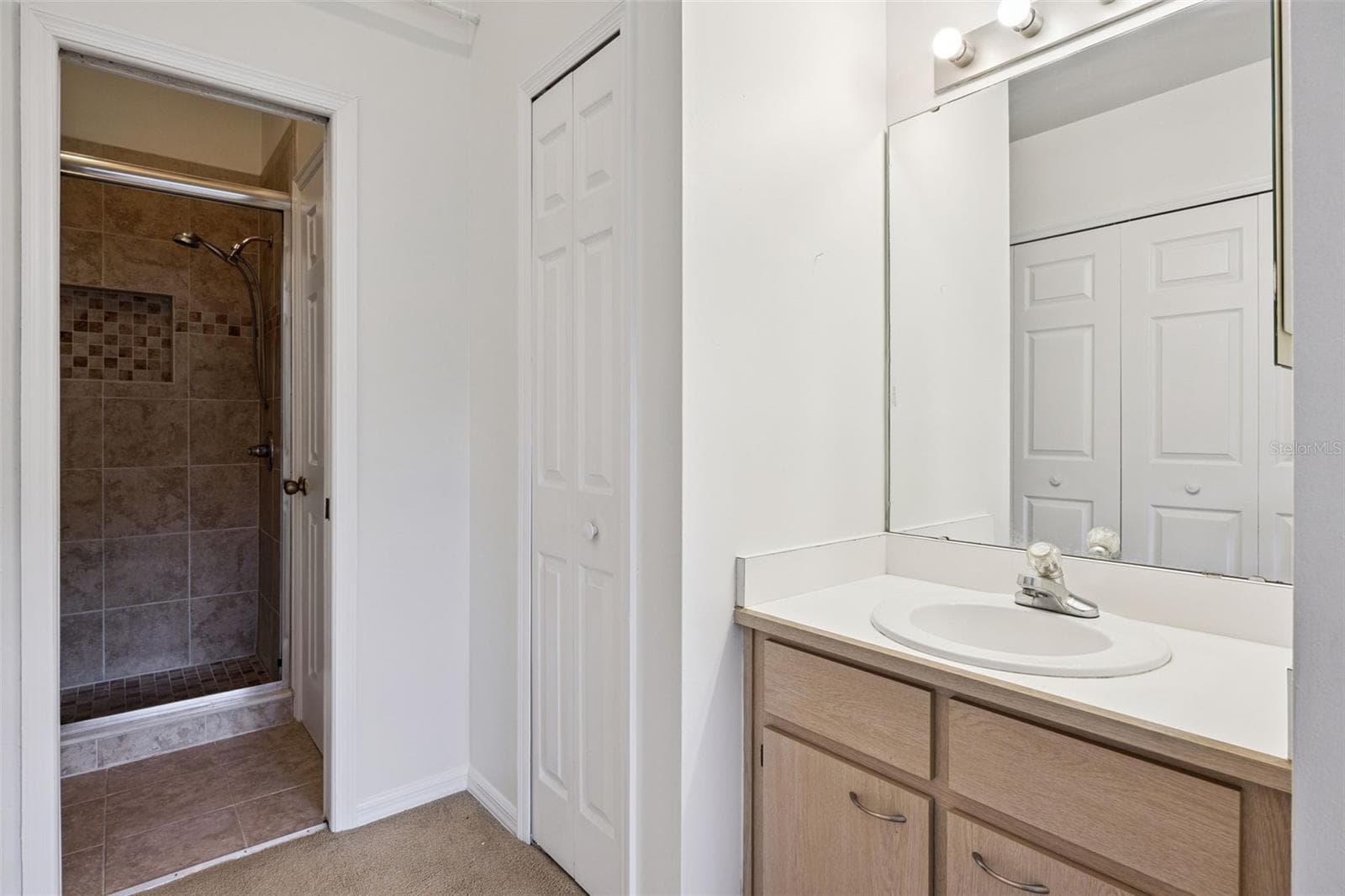 Upstairs vanity 1 with dual access - 8370 SANDPOINT BLVD, ORLANDO