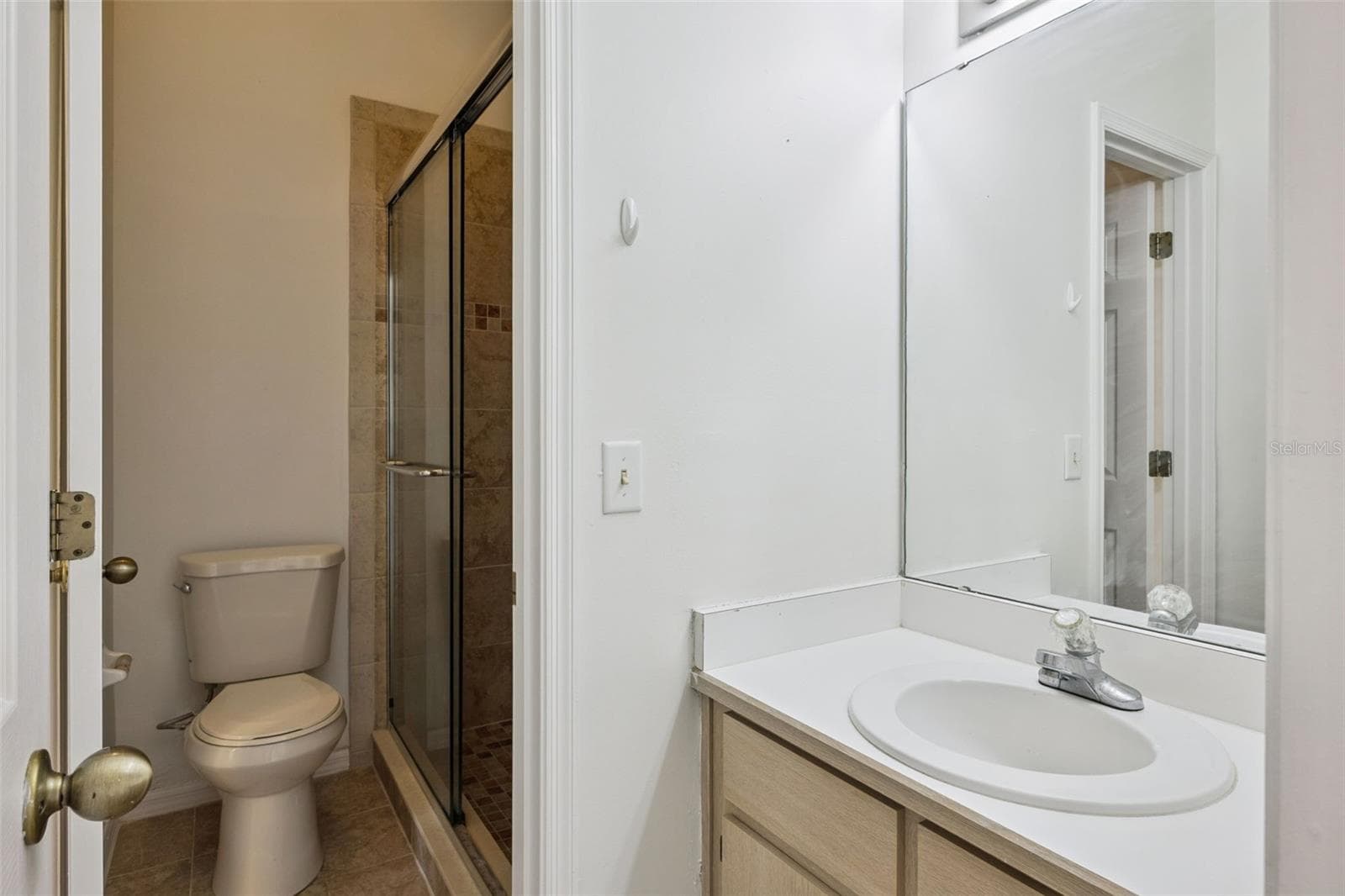 Upstairs vanity 2 with dual access - 8370 SANDPOINT BLVD, ORLANDO