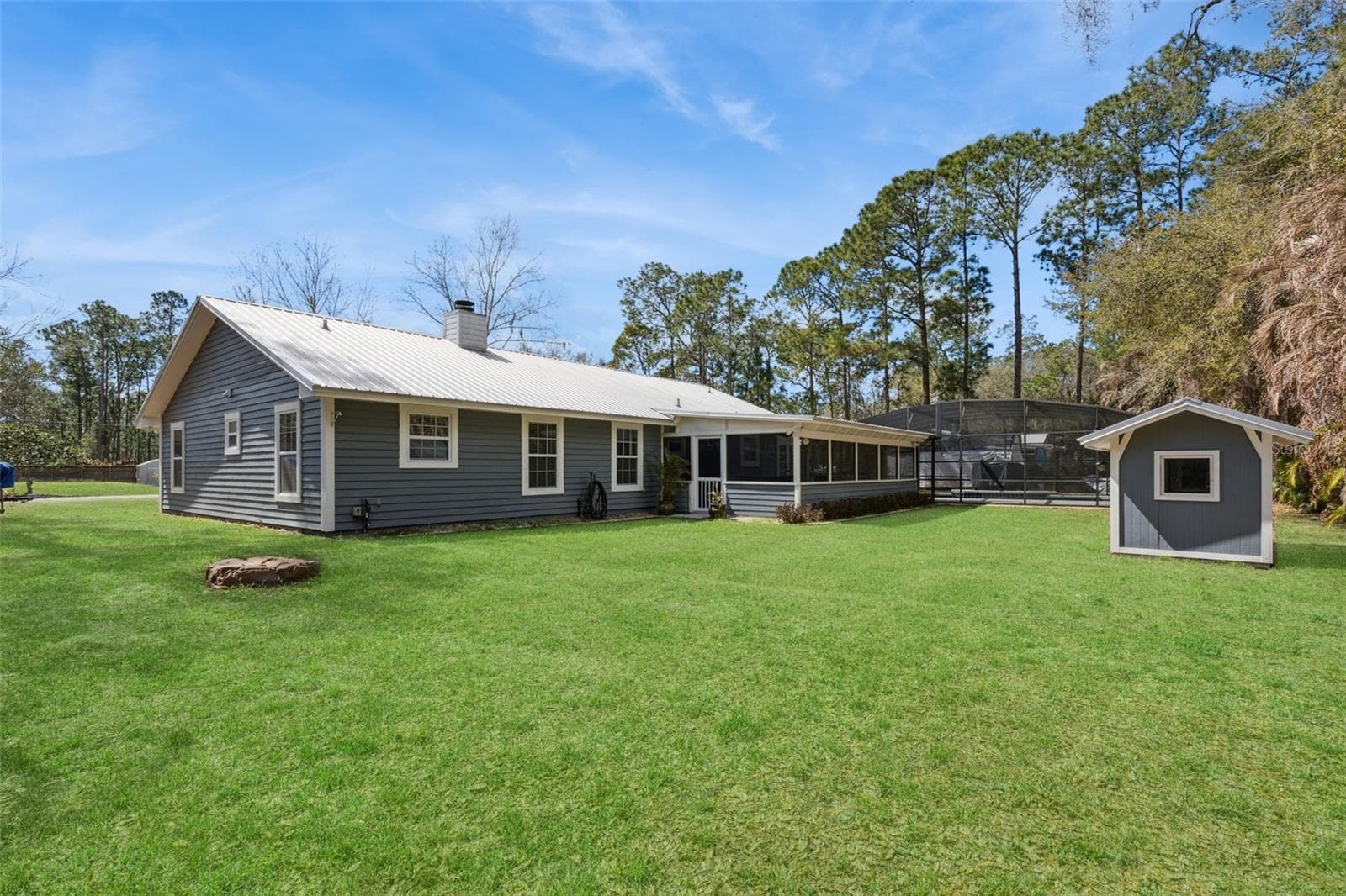 Large back yard with additional room for gardening, play or hobbies. - 14335 FRESNO DR, ORLANDO