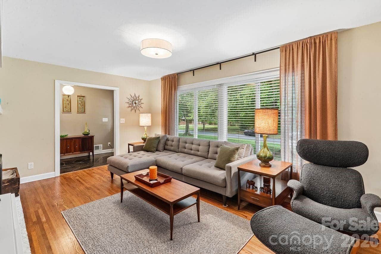 Living space - 122 Chanticleer Court, Charlotte
