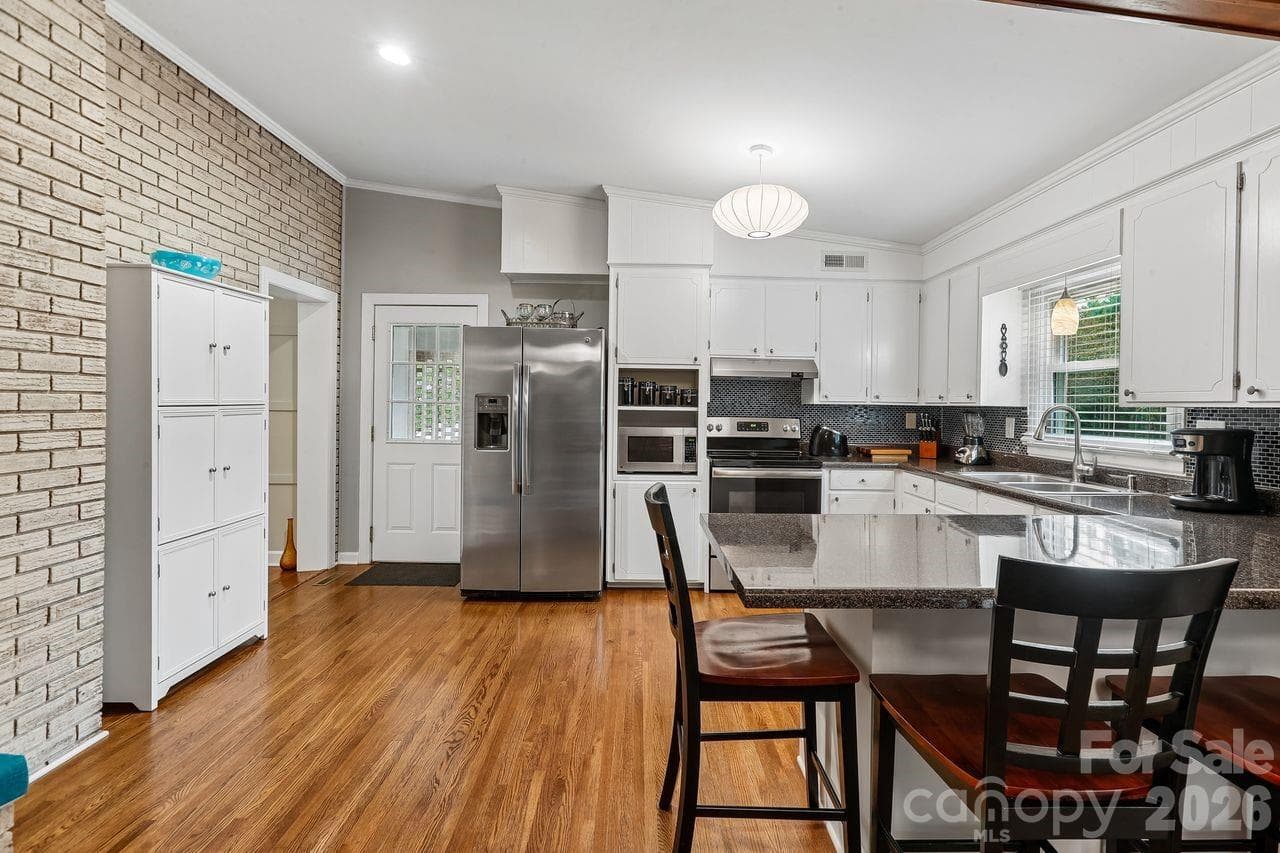 Kitchen & Dining area - 122 Chanticleer Court, Charlotte