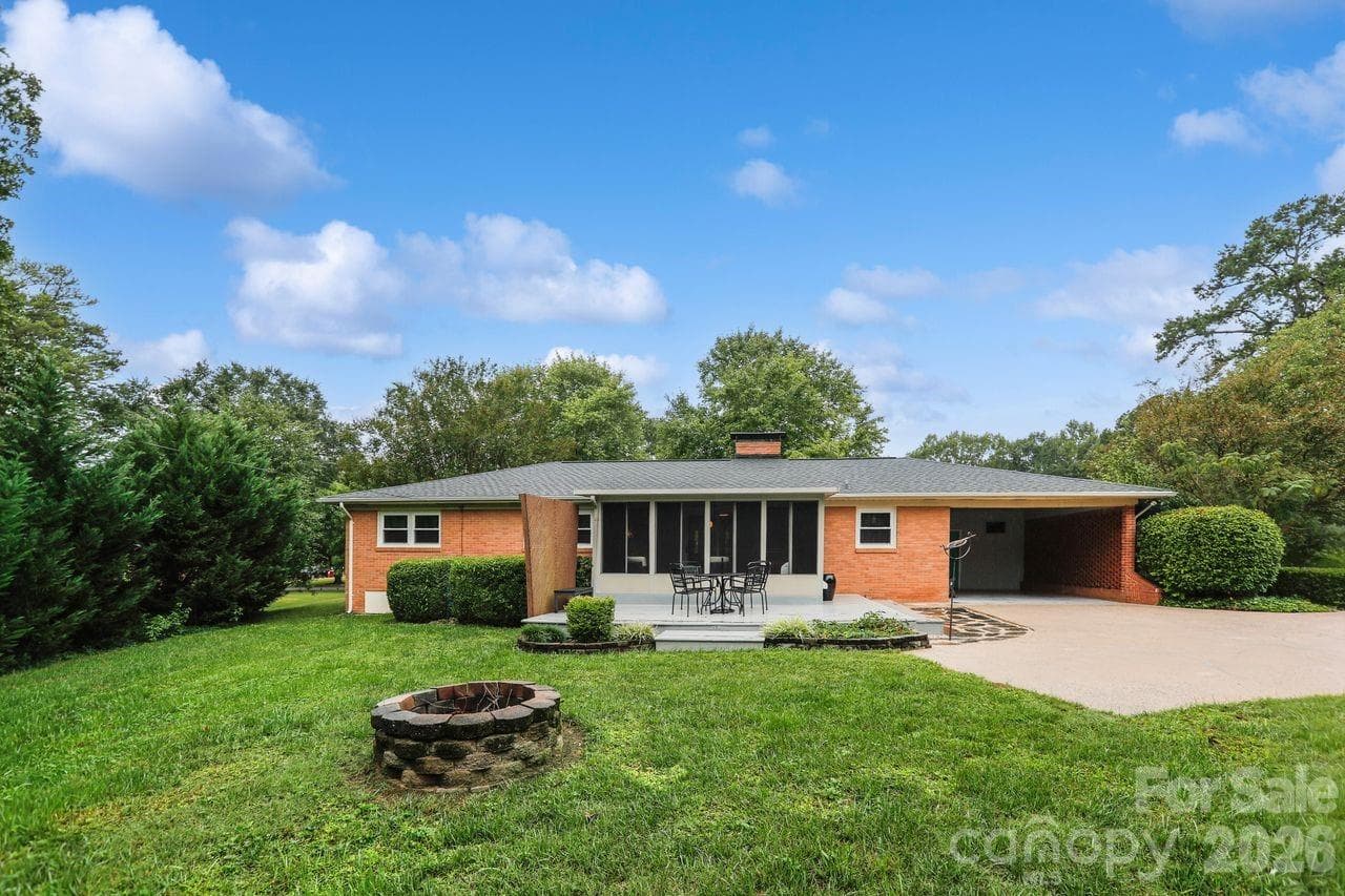 Private and roomy back yard - 122 Chanticleer Court, Charlotte