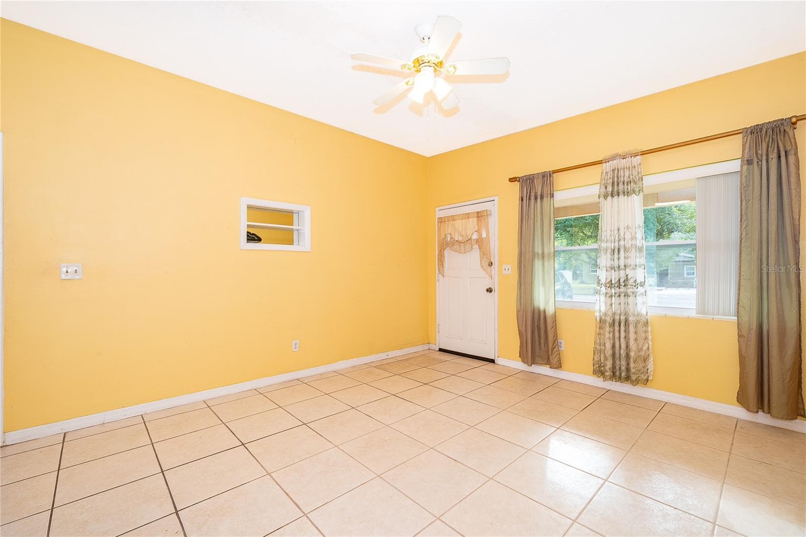 Large Open Living Room - 168 COUNTRY CLUB CIR, SANFORD
