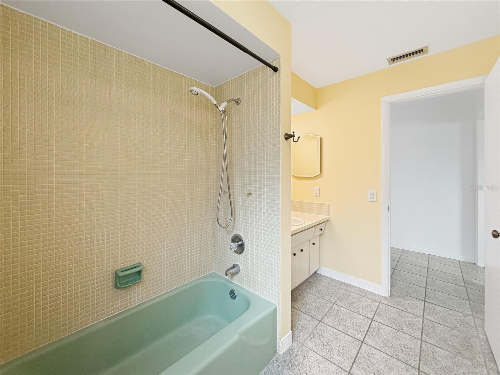 Hall Bath With Tub Shower - 14036 THACHER AVE, LARGO
