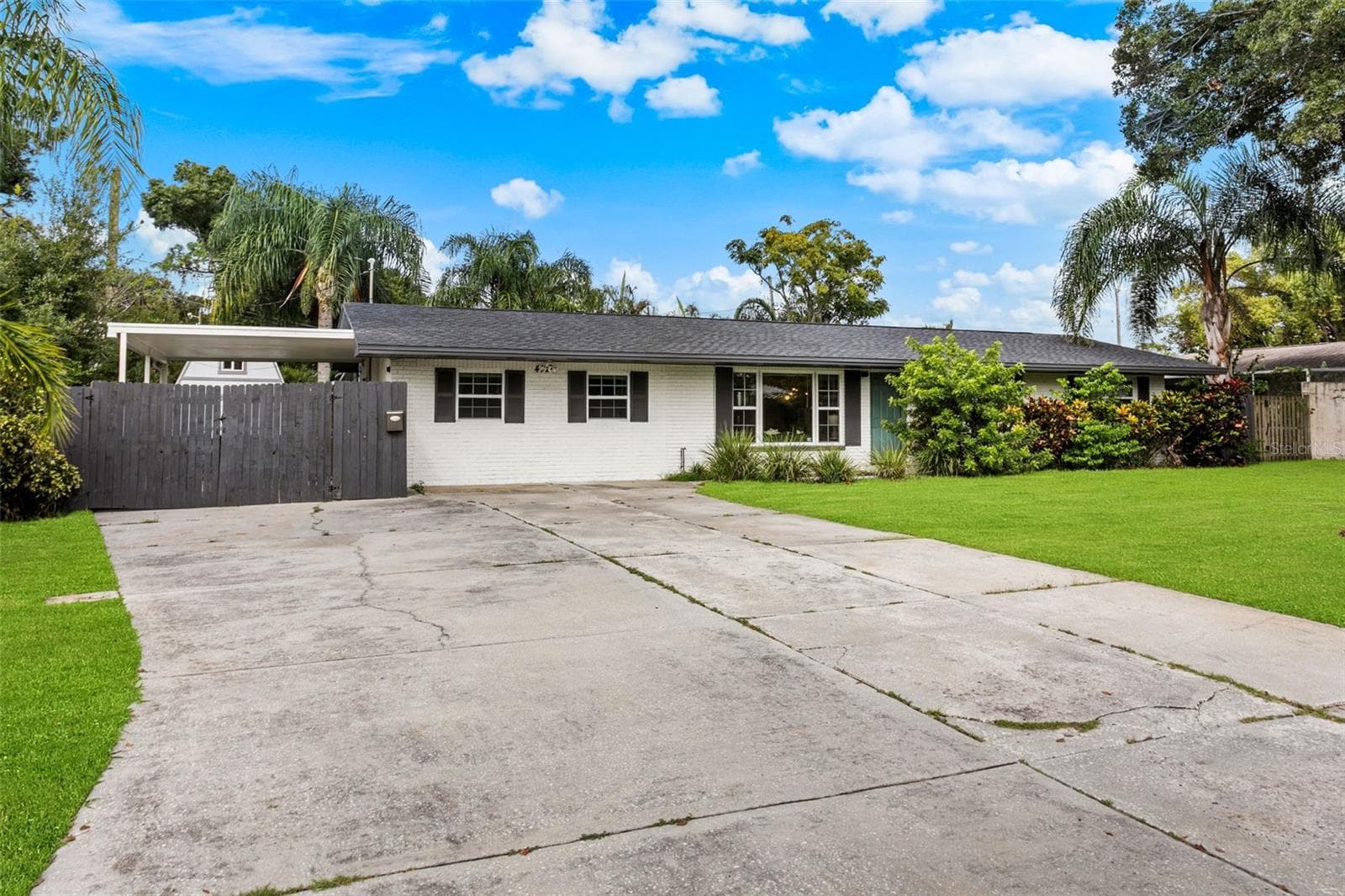 412 DEVILLE DR E