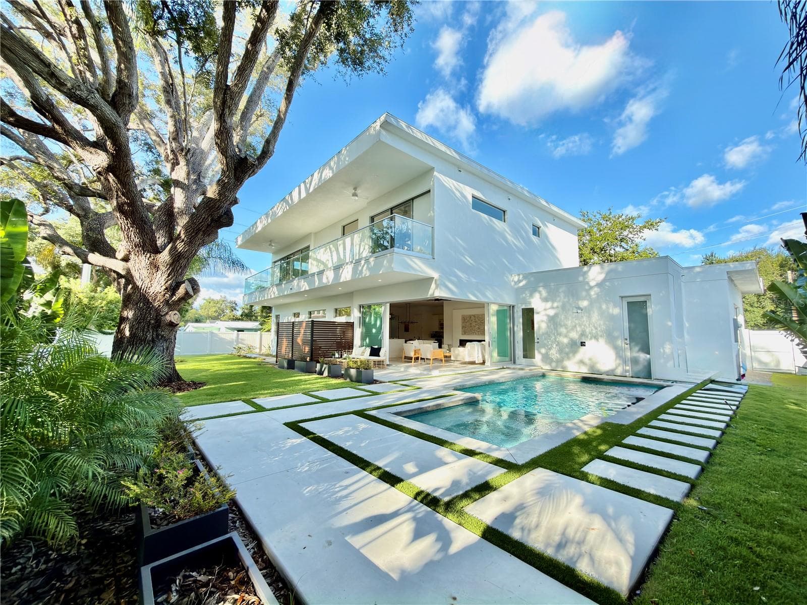 Single Family Residence at 2010 HYDE PARK CIR, SARASOTA, photo 2 of 29