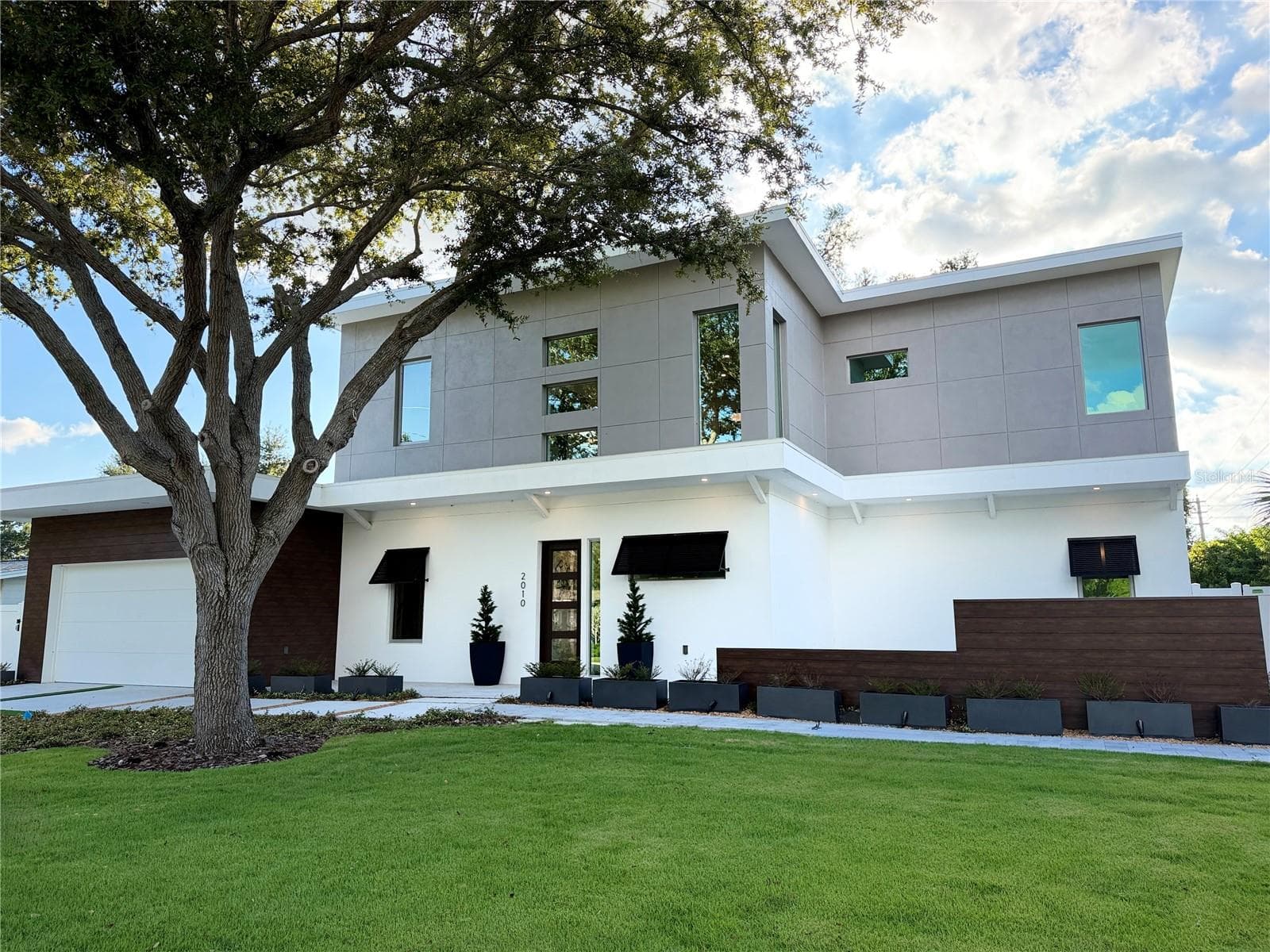 Single Family Residence at 2010 HYDE PARK CIR, SARASOTA, photo 3 of 29