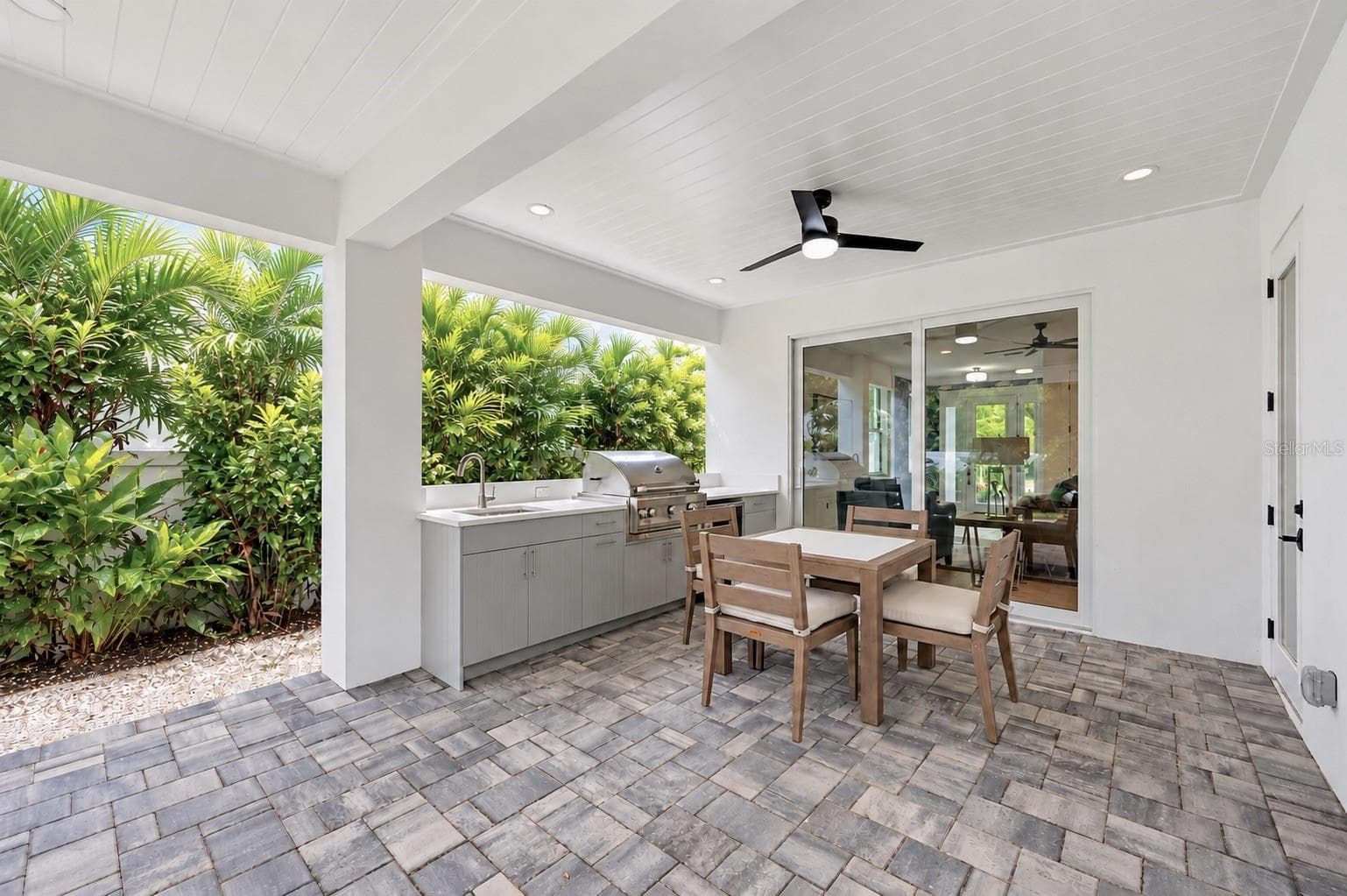 Patio and outdoor kitchen - 1647 SIESTA DR, SARASOTA
