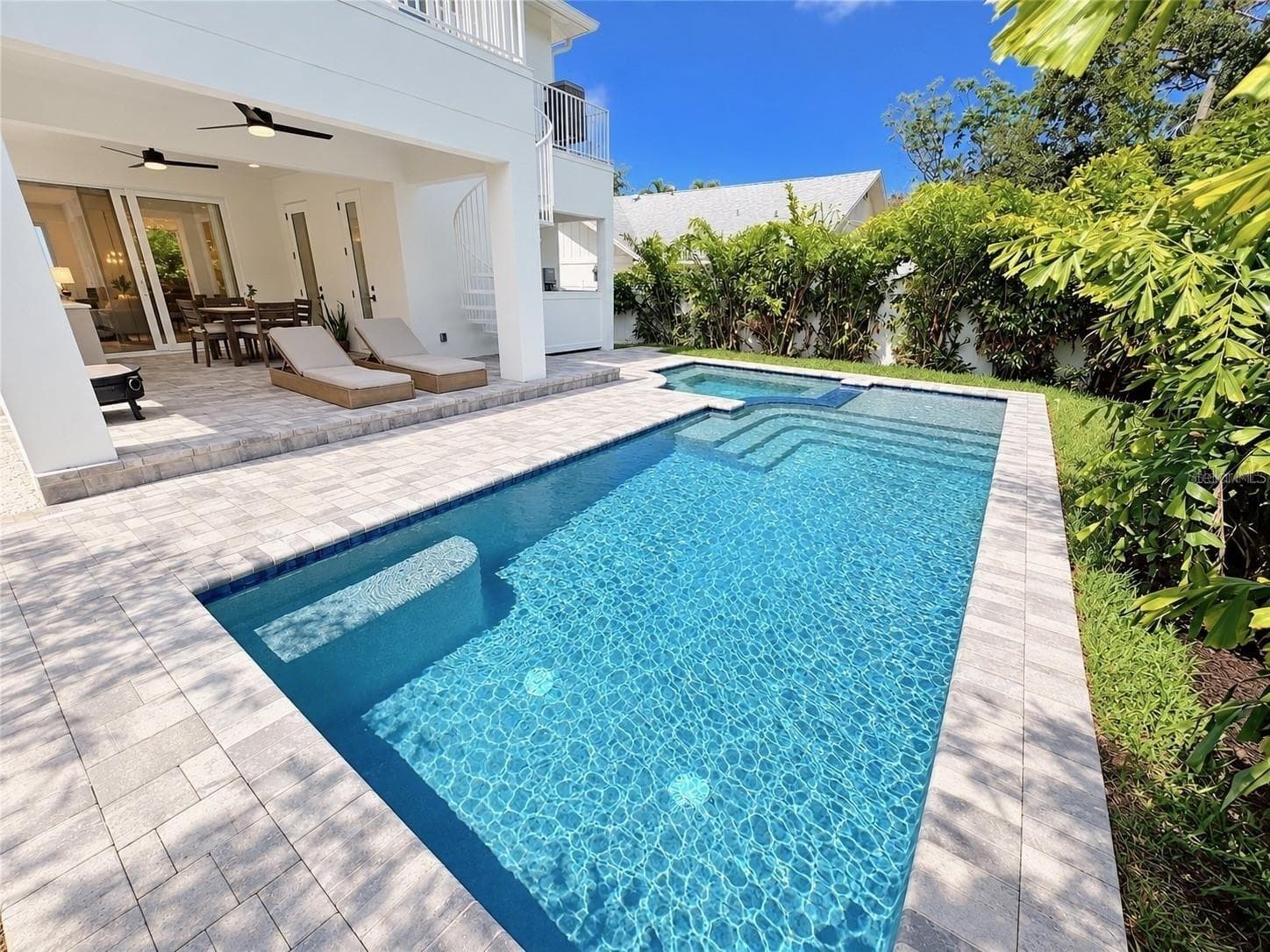 Heated saltwater pool and hot tub spa - 1647 SIESTA DR, SARASOTA