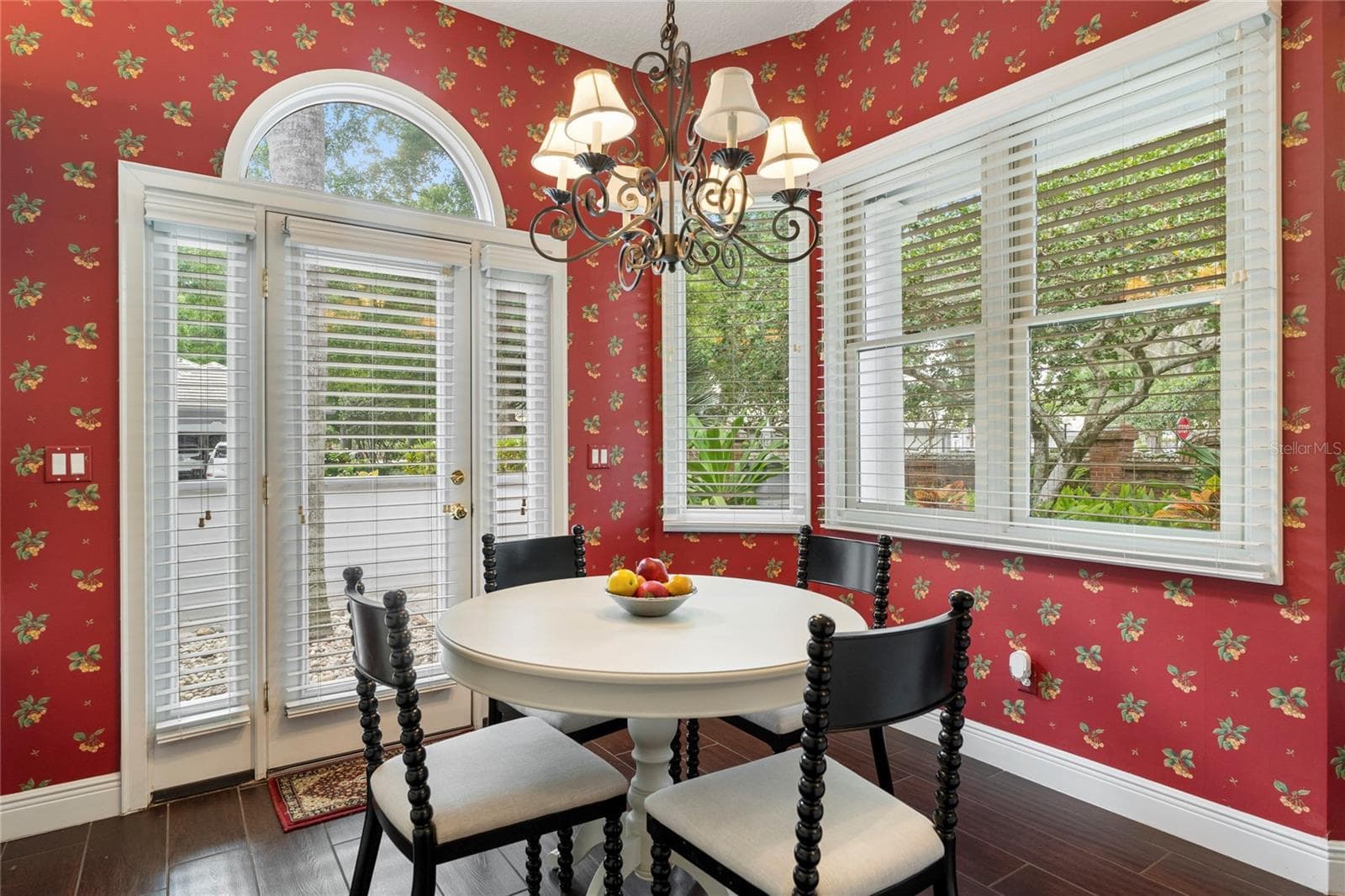 EAT-IN BREAKFAST NOOK - 1250 E LANGLEY CT, LAKE MARY