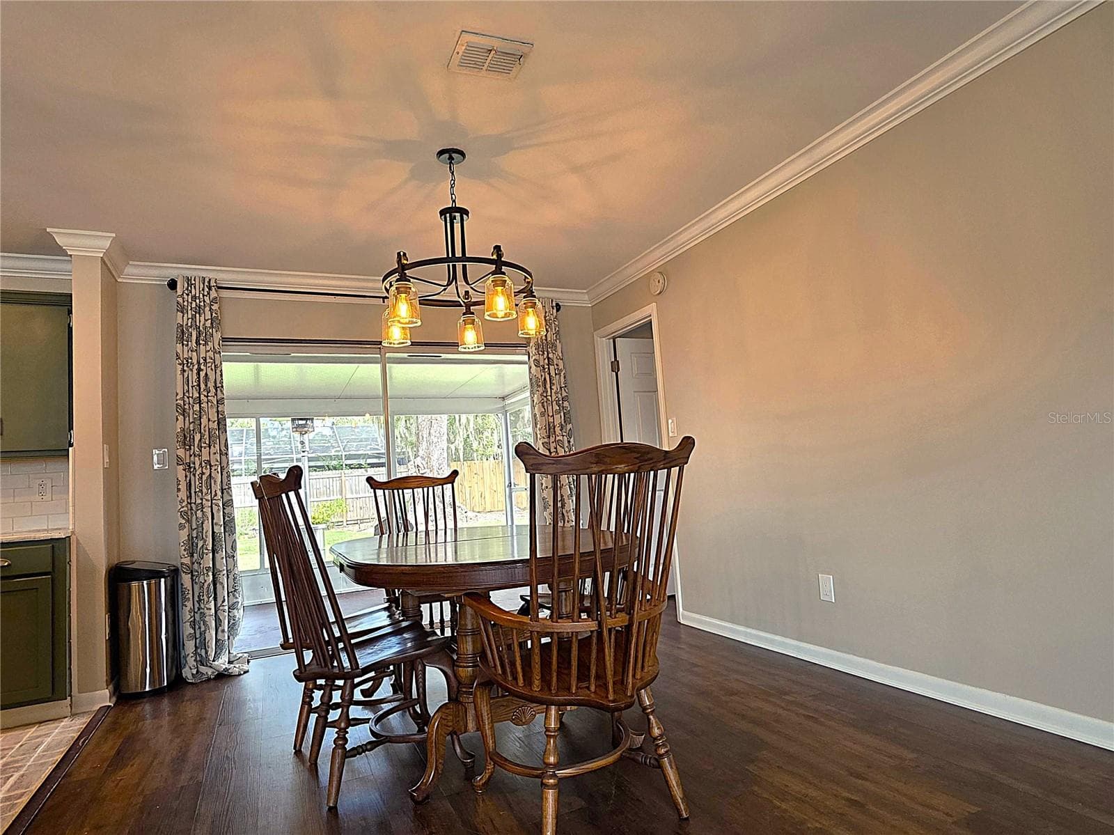 DINING - 123 ELM SQ S, LAKELAND