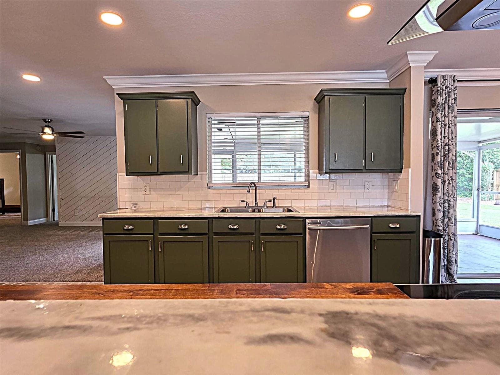 KITCHEN FROM BAR - 123 ELM SQ S, LAKELAND