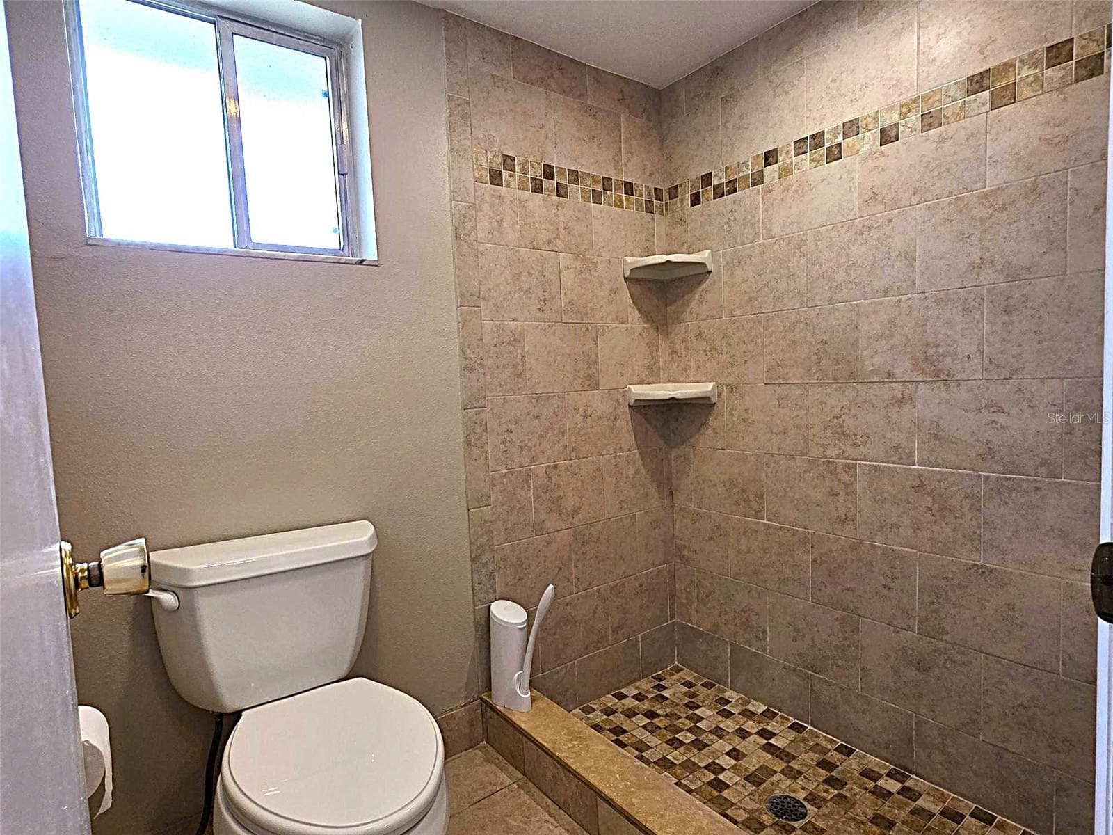 PRIMARY BATH - 123 ELM SQ S, LAKELAND