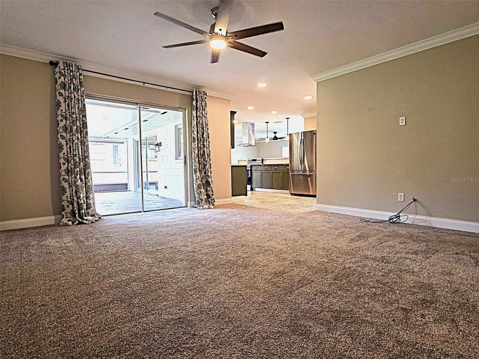 FAMIILY ROOM TO KITCHEN - 123 ELM SQ S, LAKELAND