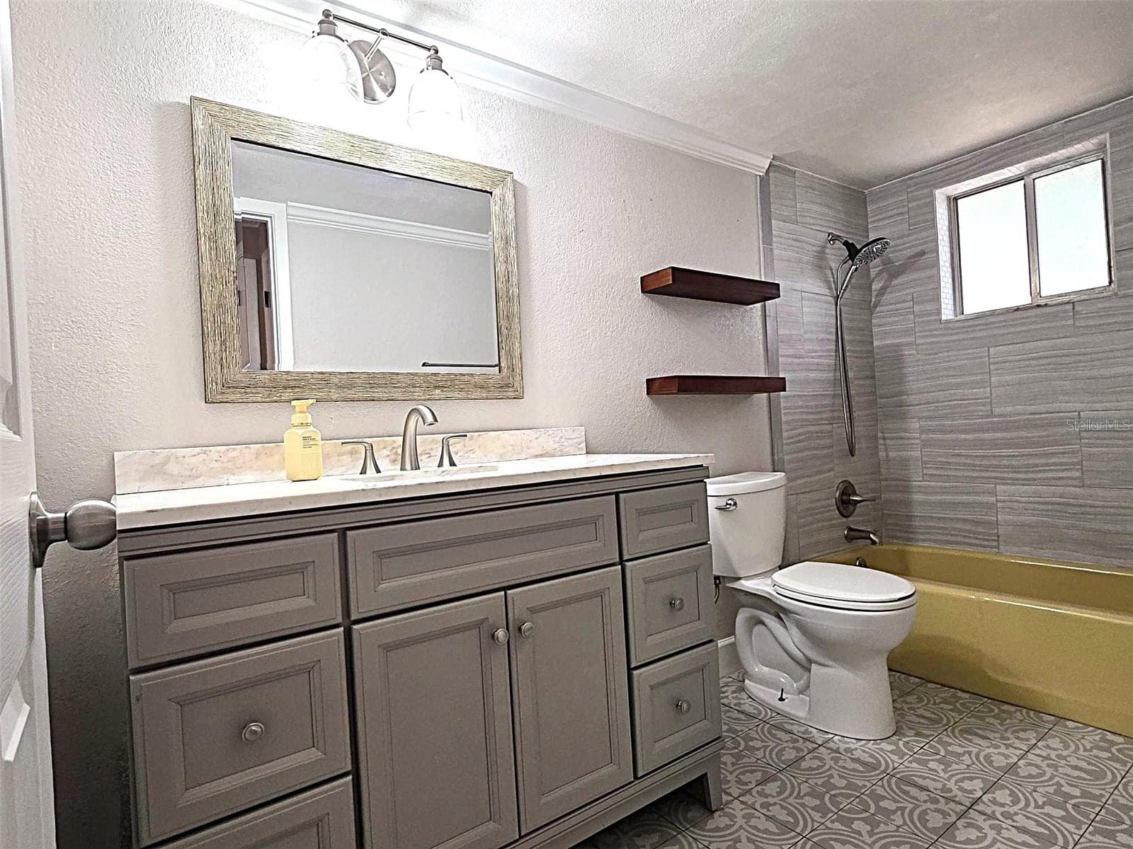 GUEST BATH - 123 ELM SQ S, LAKELAND