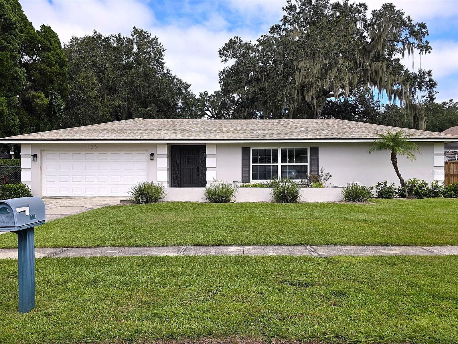 WELCOME HOME! - 123 ELM SQ S, LAKELAND